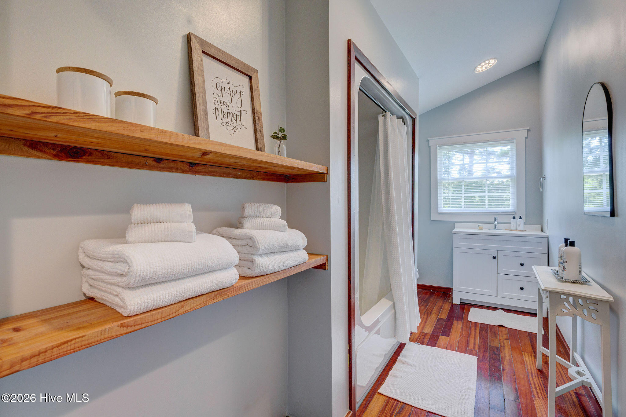 100558109 | Photo 34