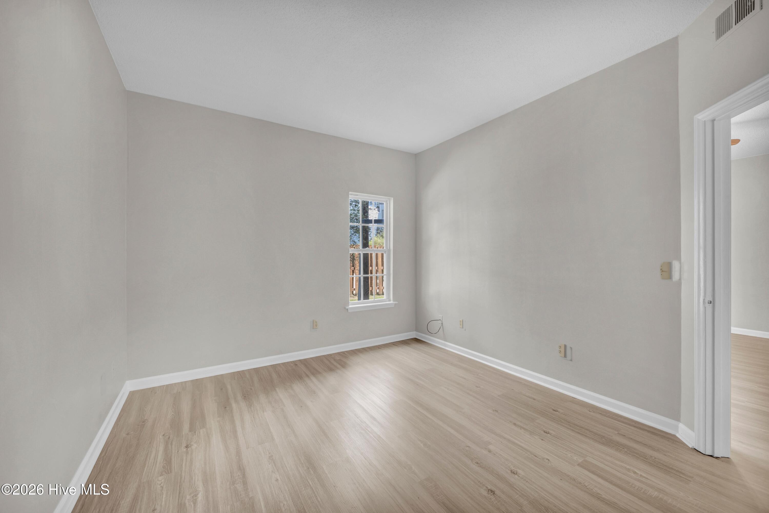 100575678 | Photo 9
