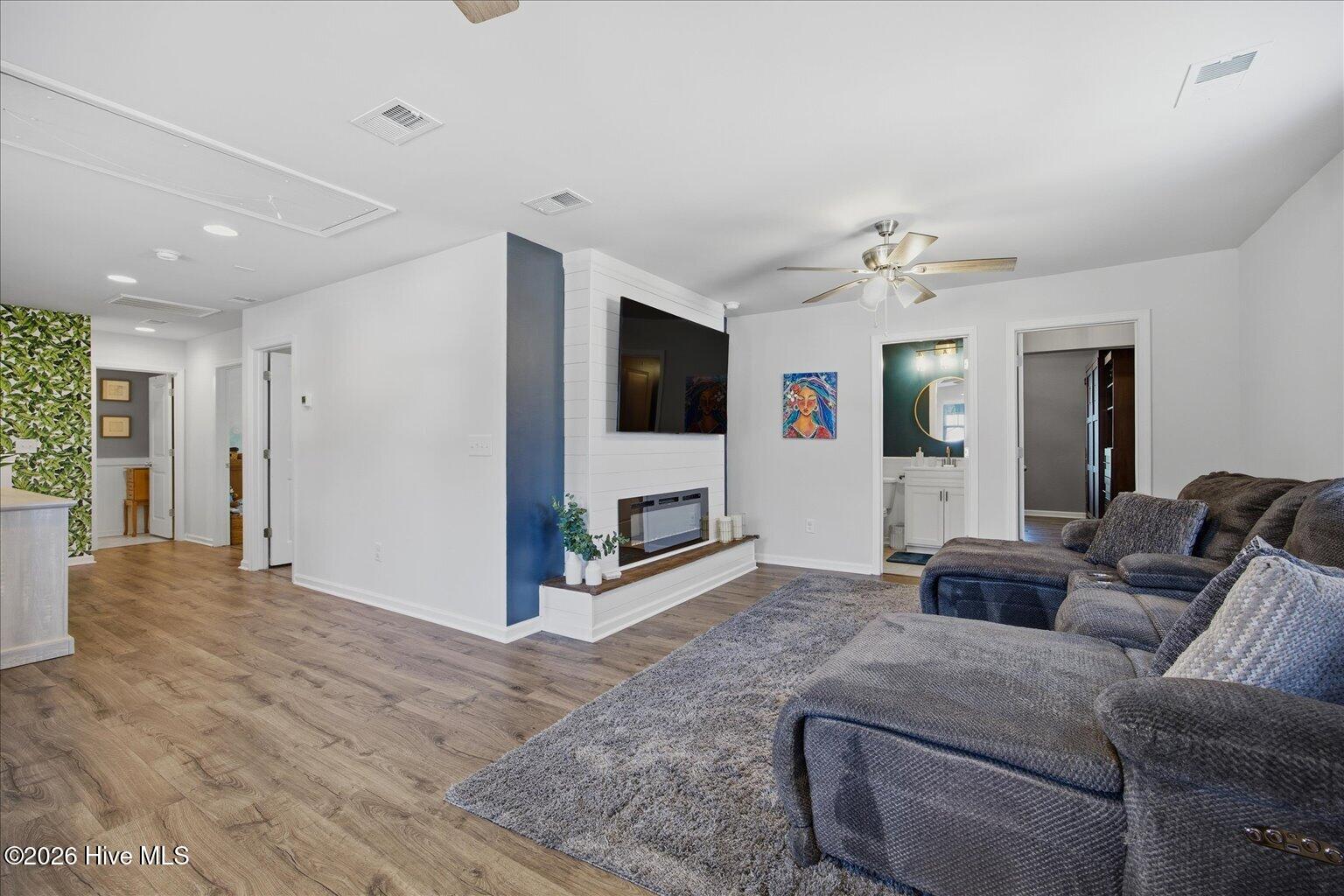 100570565 | Photo 25