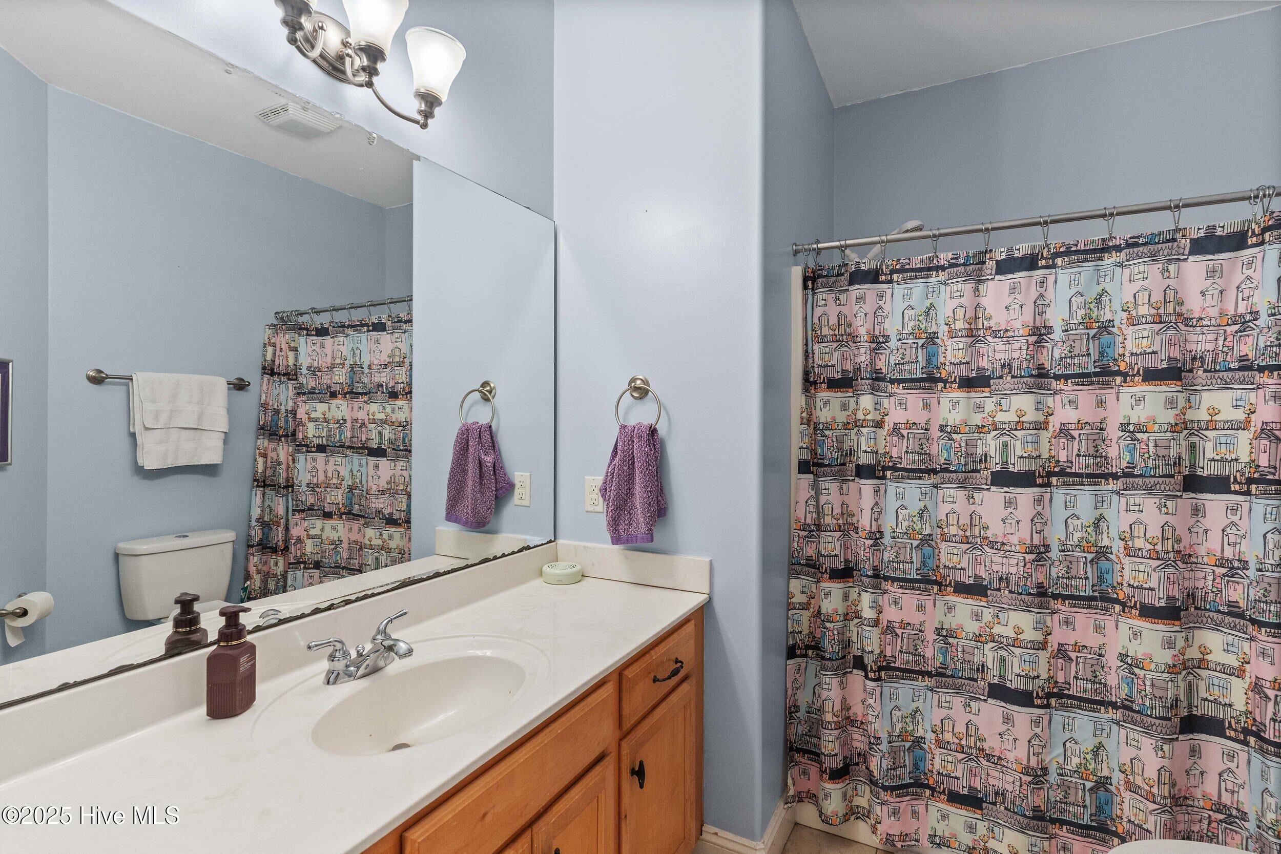 100570386 | Photo 15