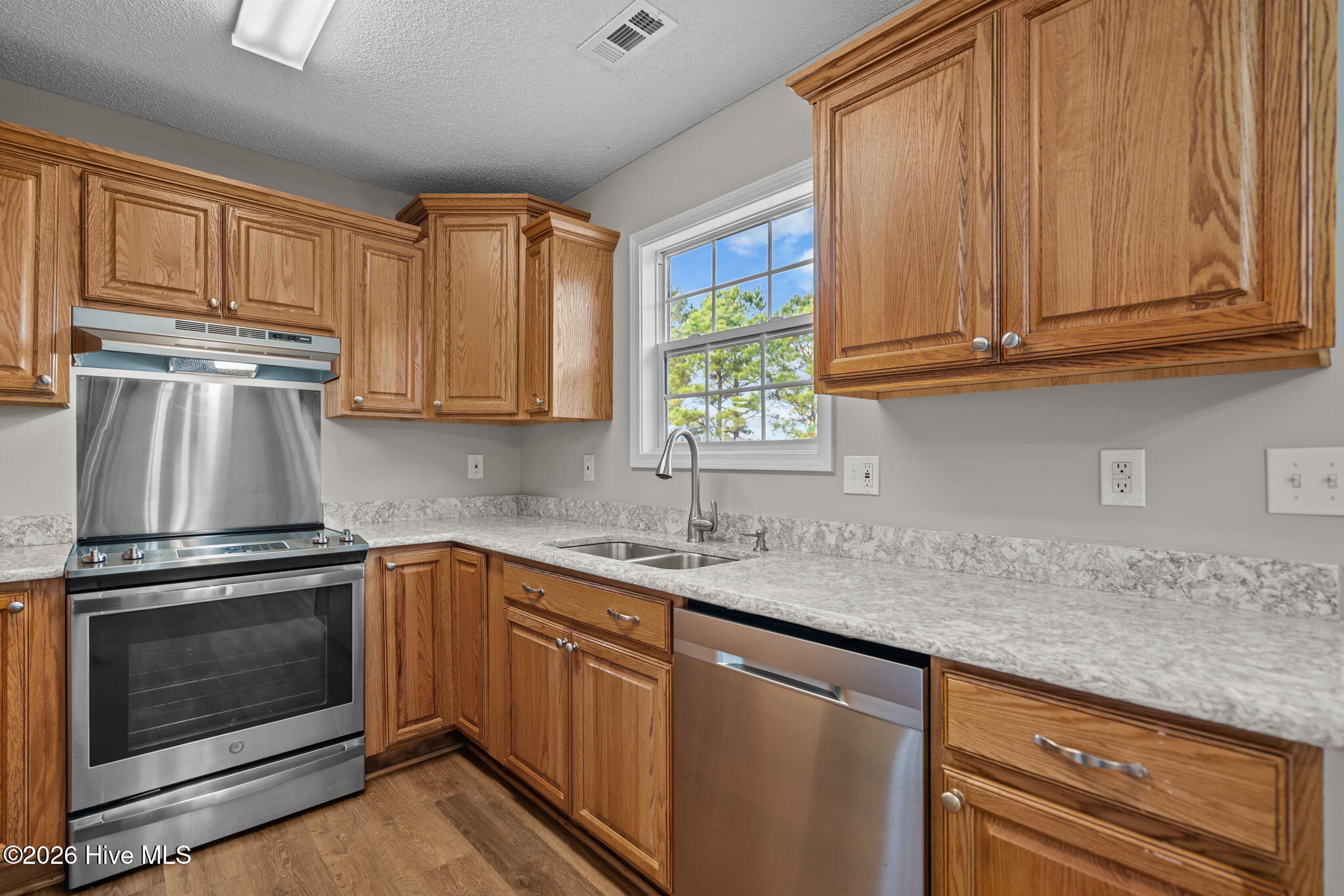 100548271 | Photo 15