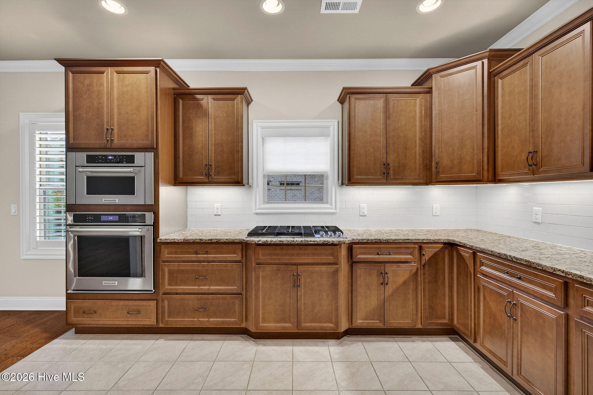 100557341 | Photo 12