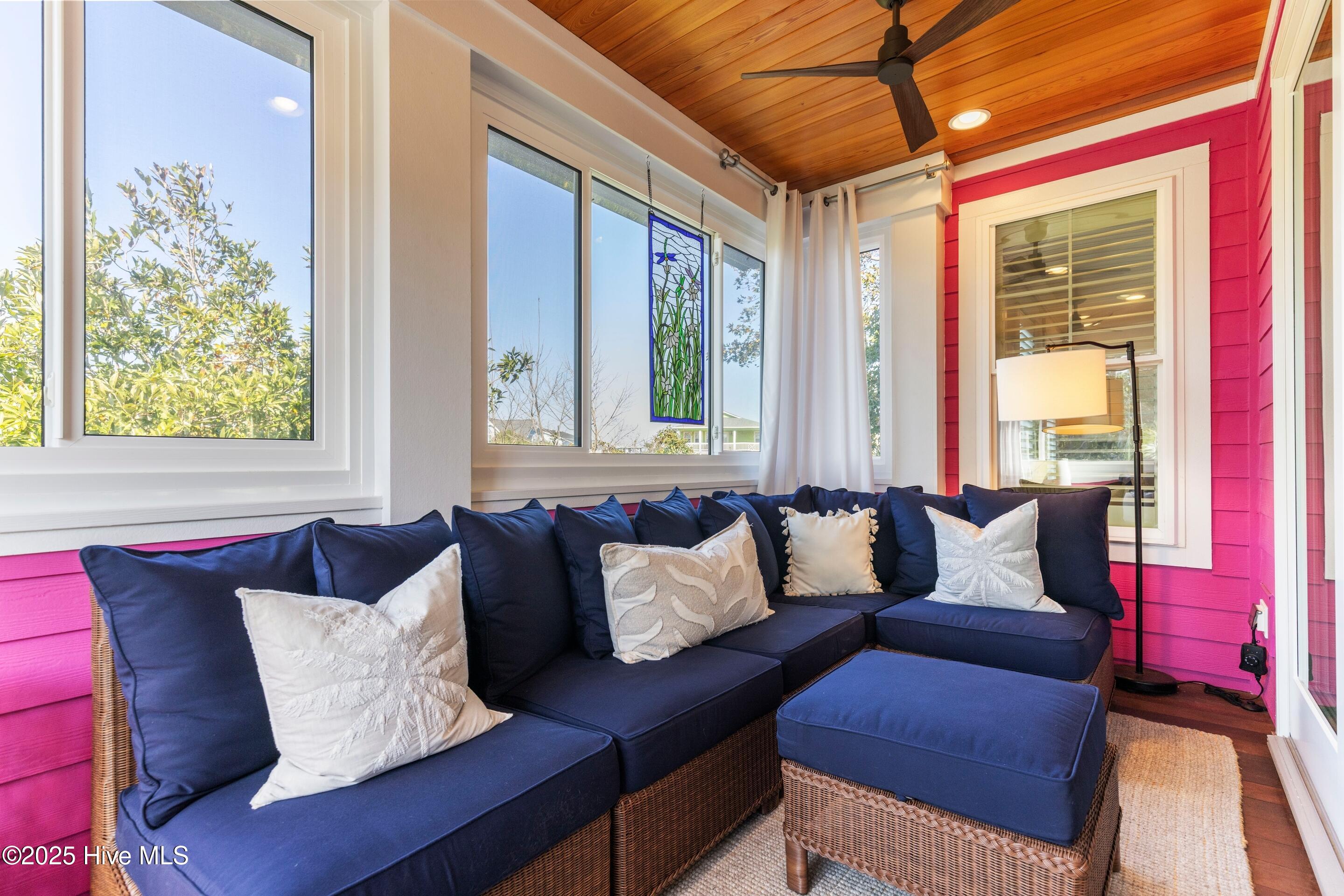 100540413 | Photo 17