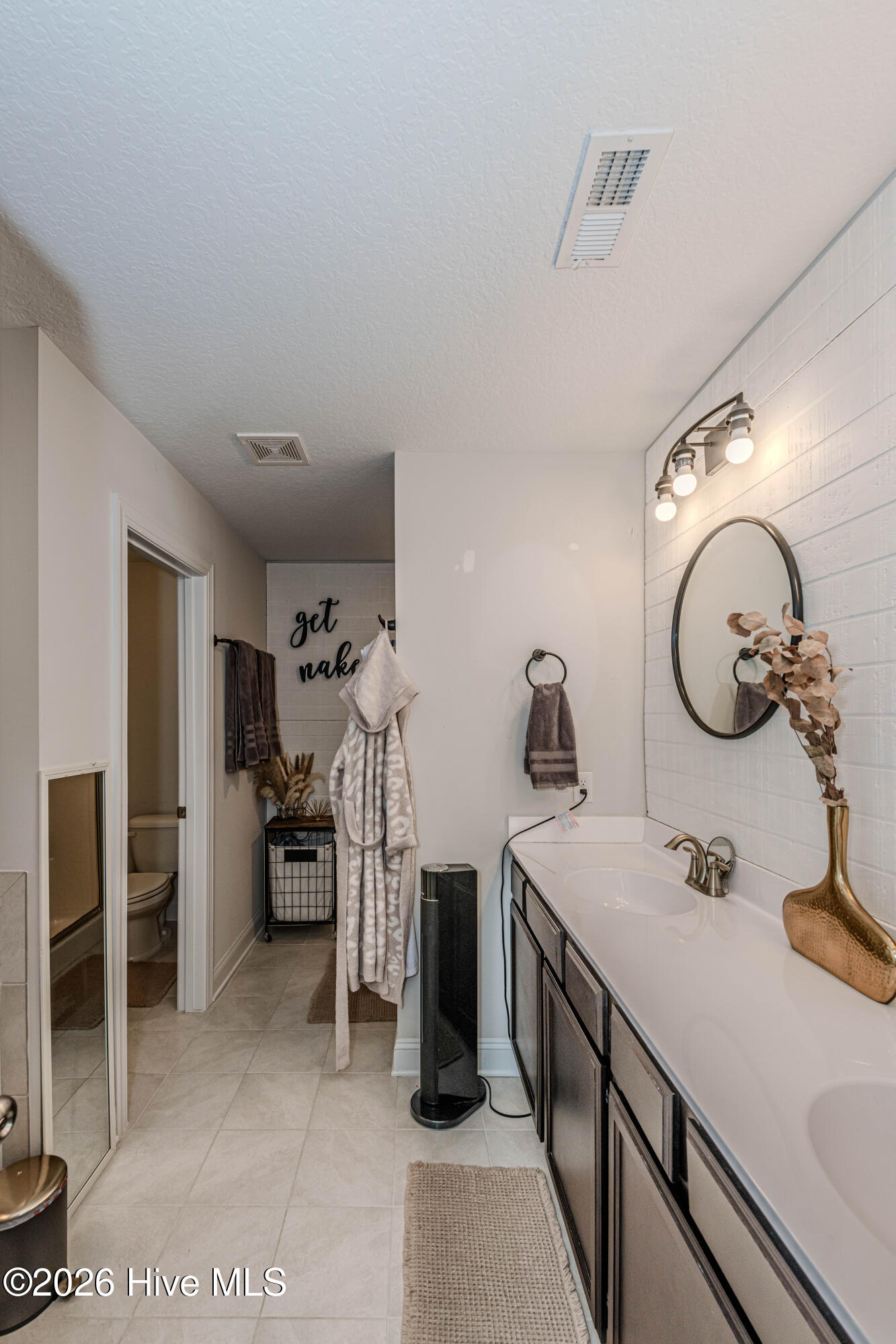 100570010 | Photo 42