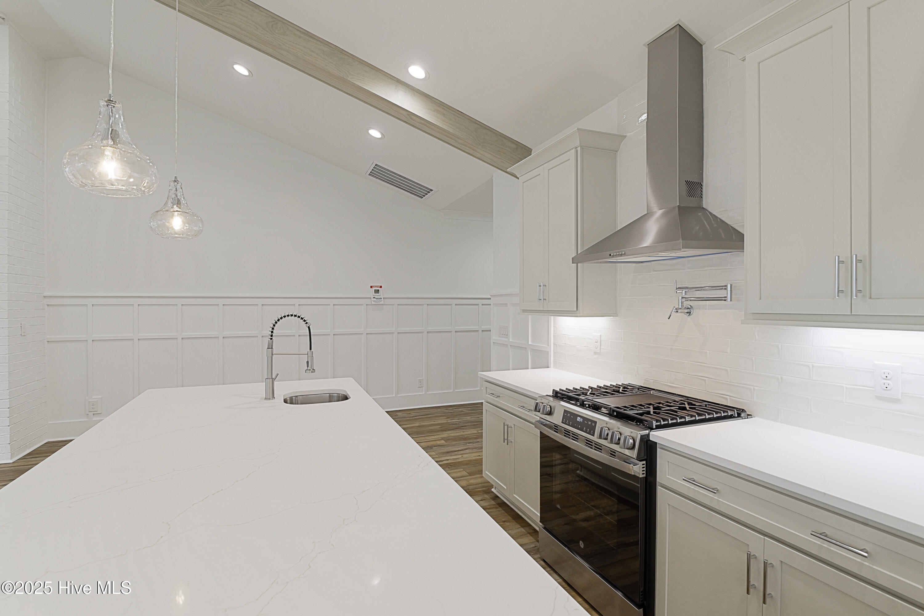 100520217 | Photo 18