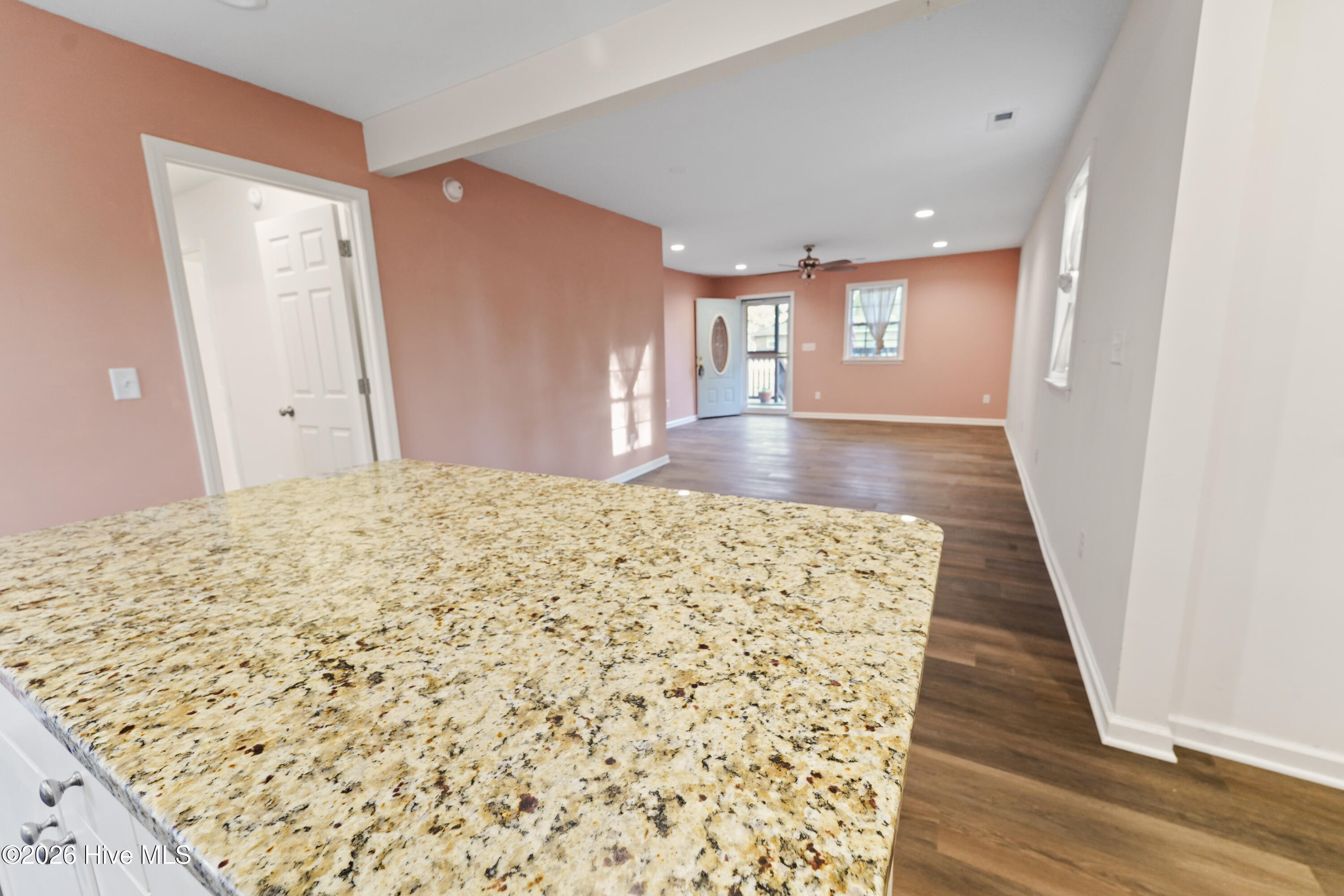 100548487 | Photo 46