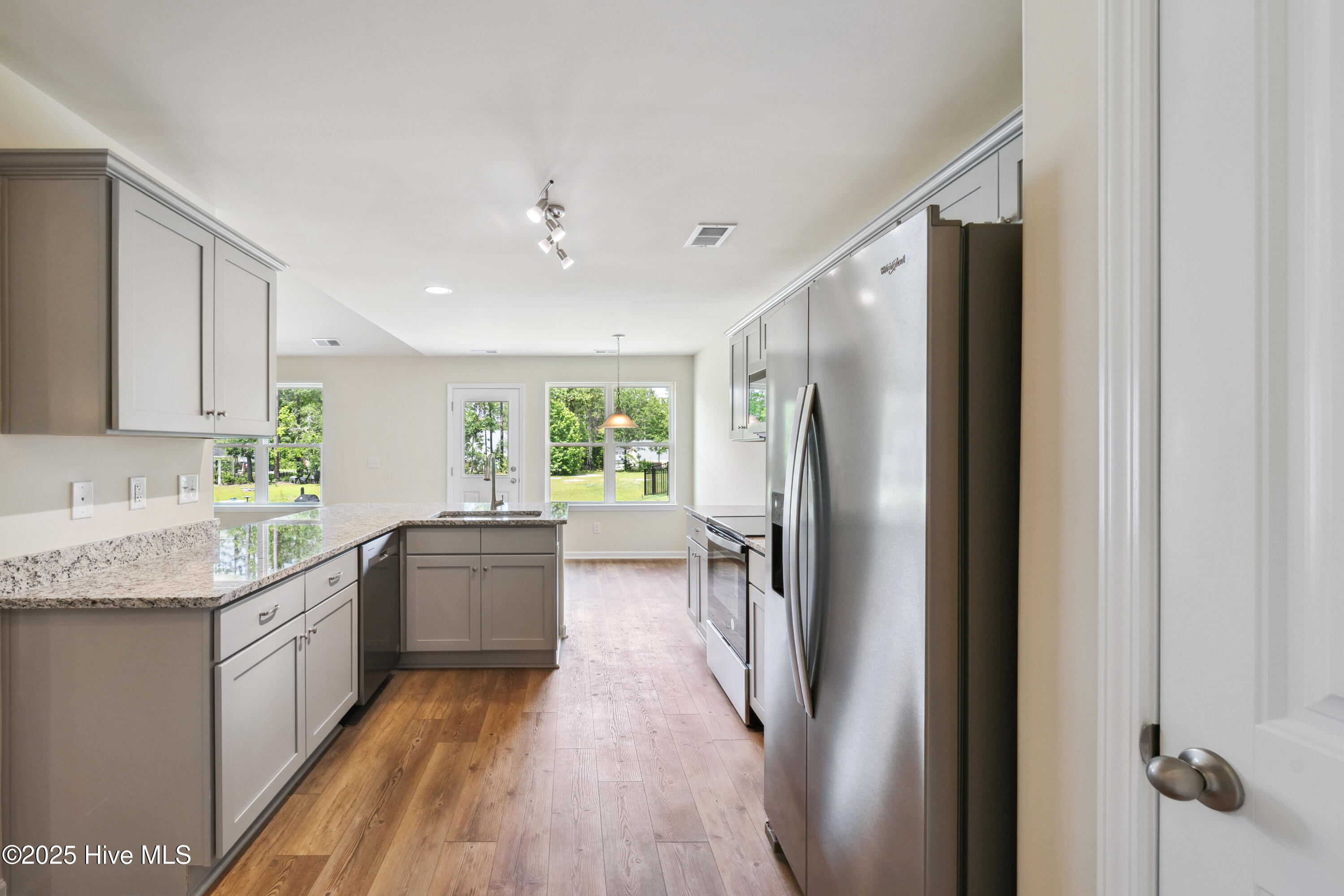 100485279 | Photo 15