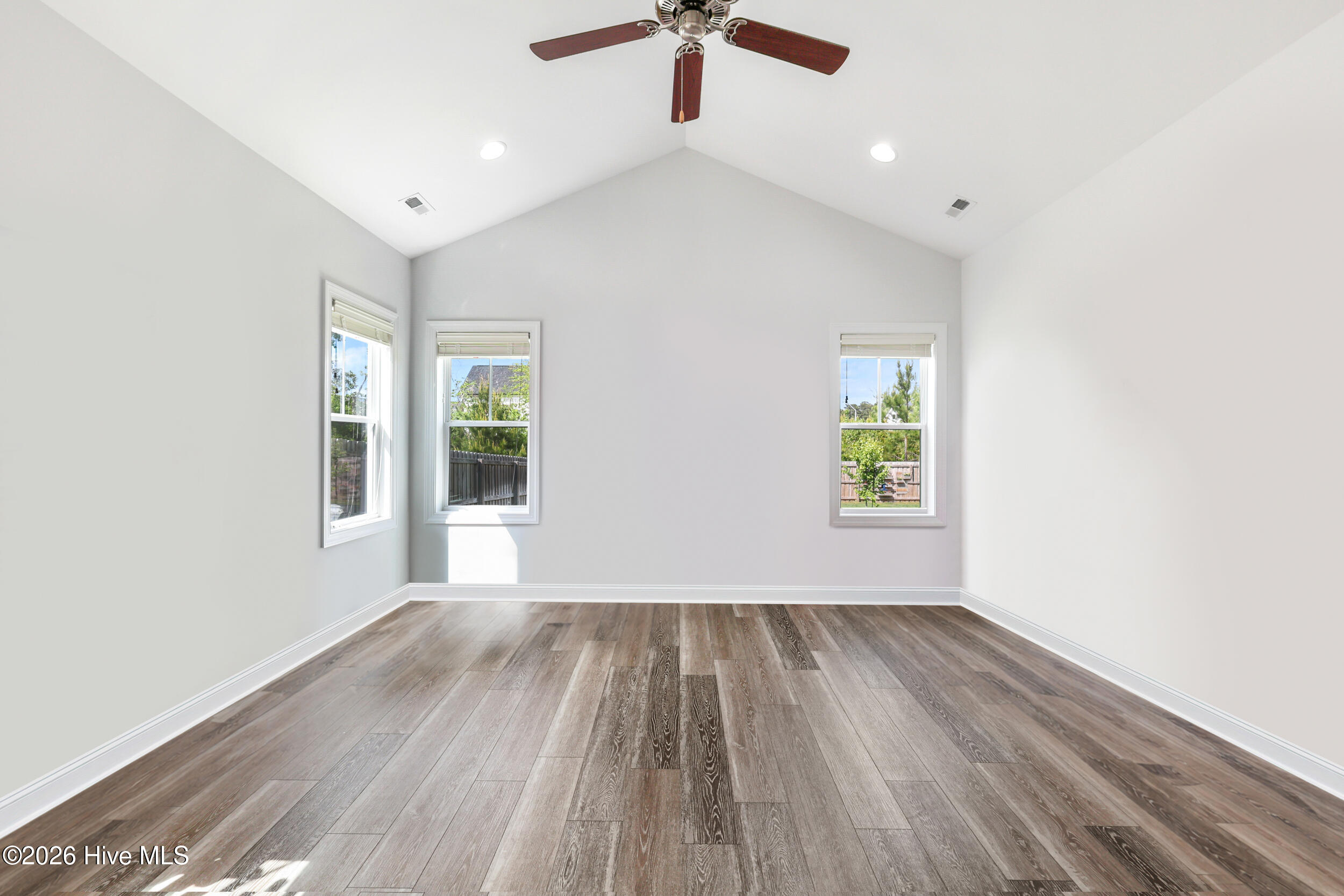 100569219 | Photo 22