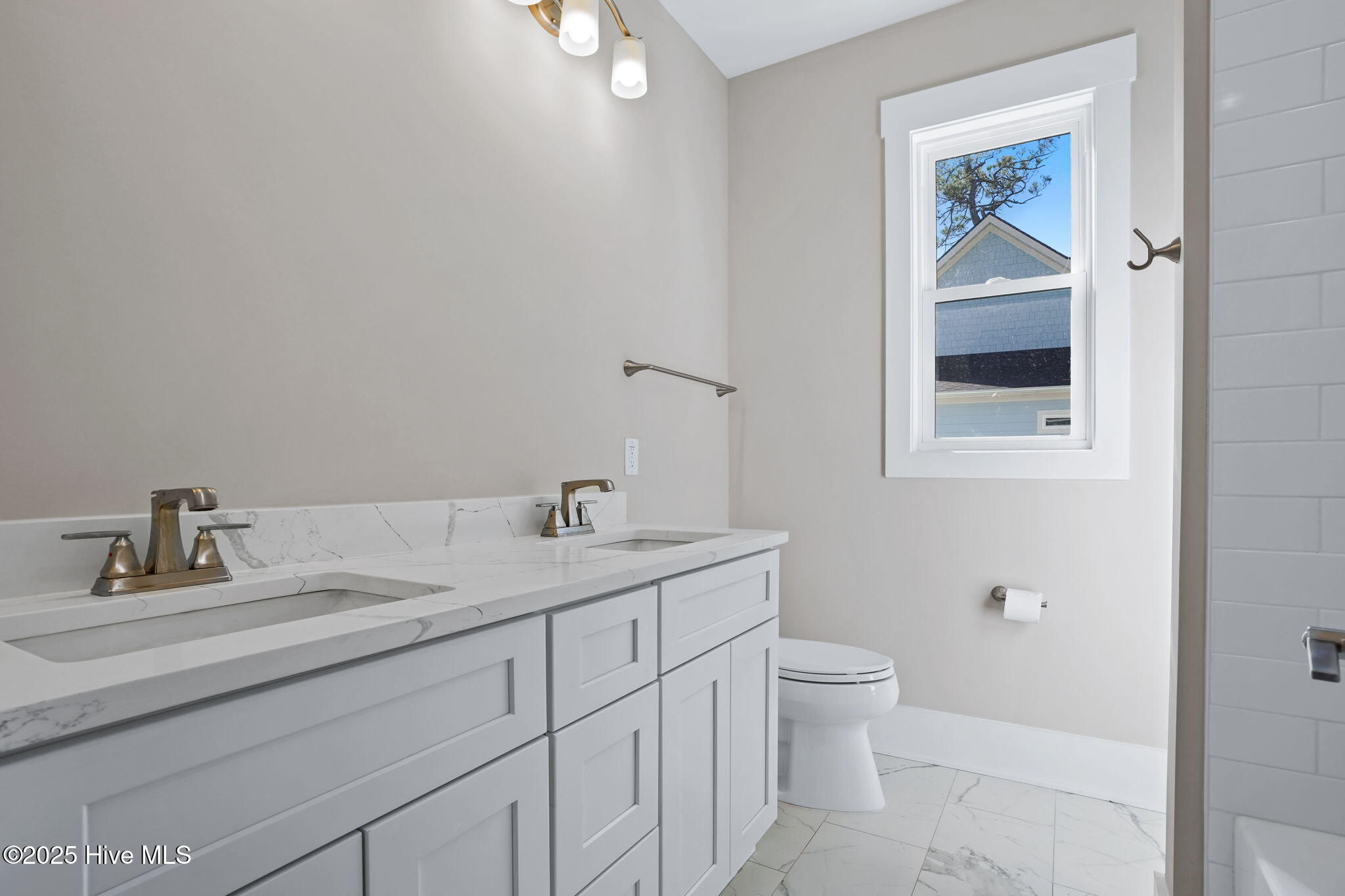 100535122 | Photo 15