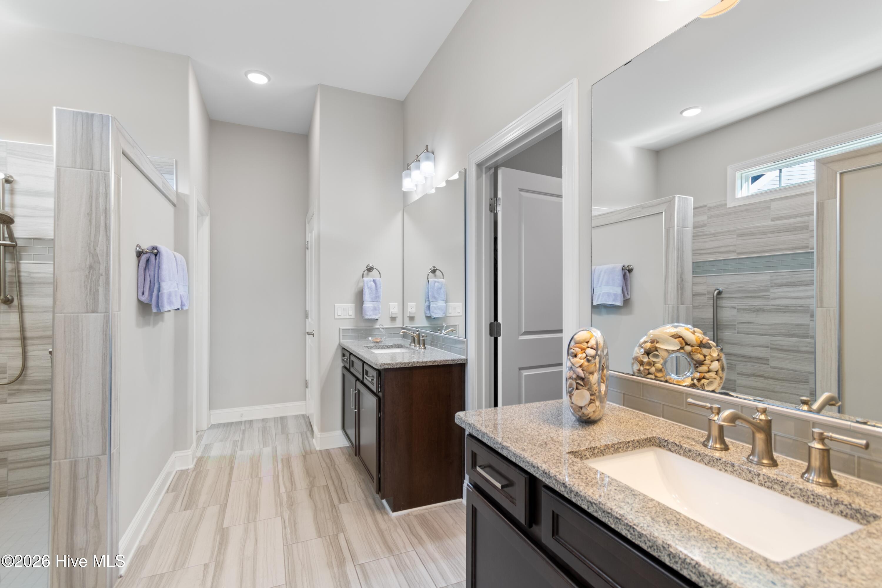 100560288 | Photo 46