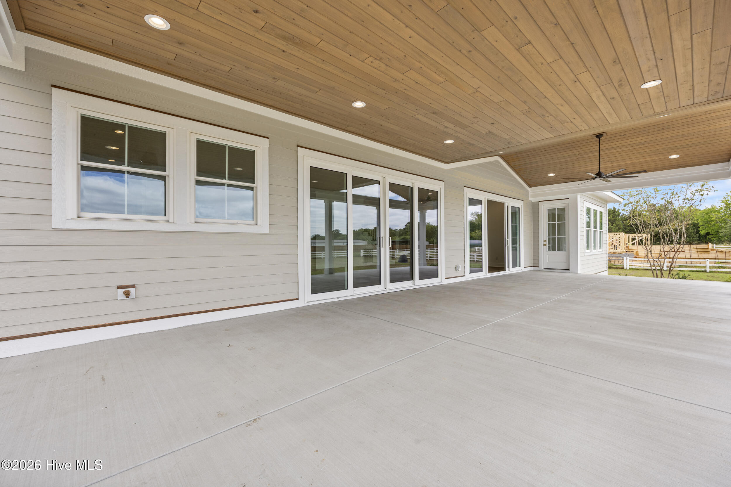 100570401 | Photo 45