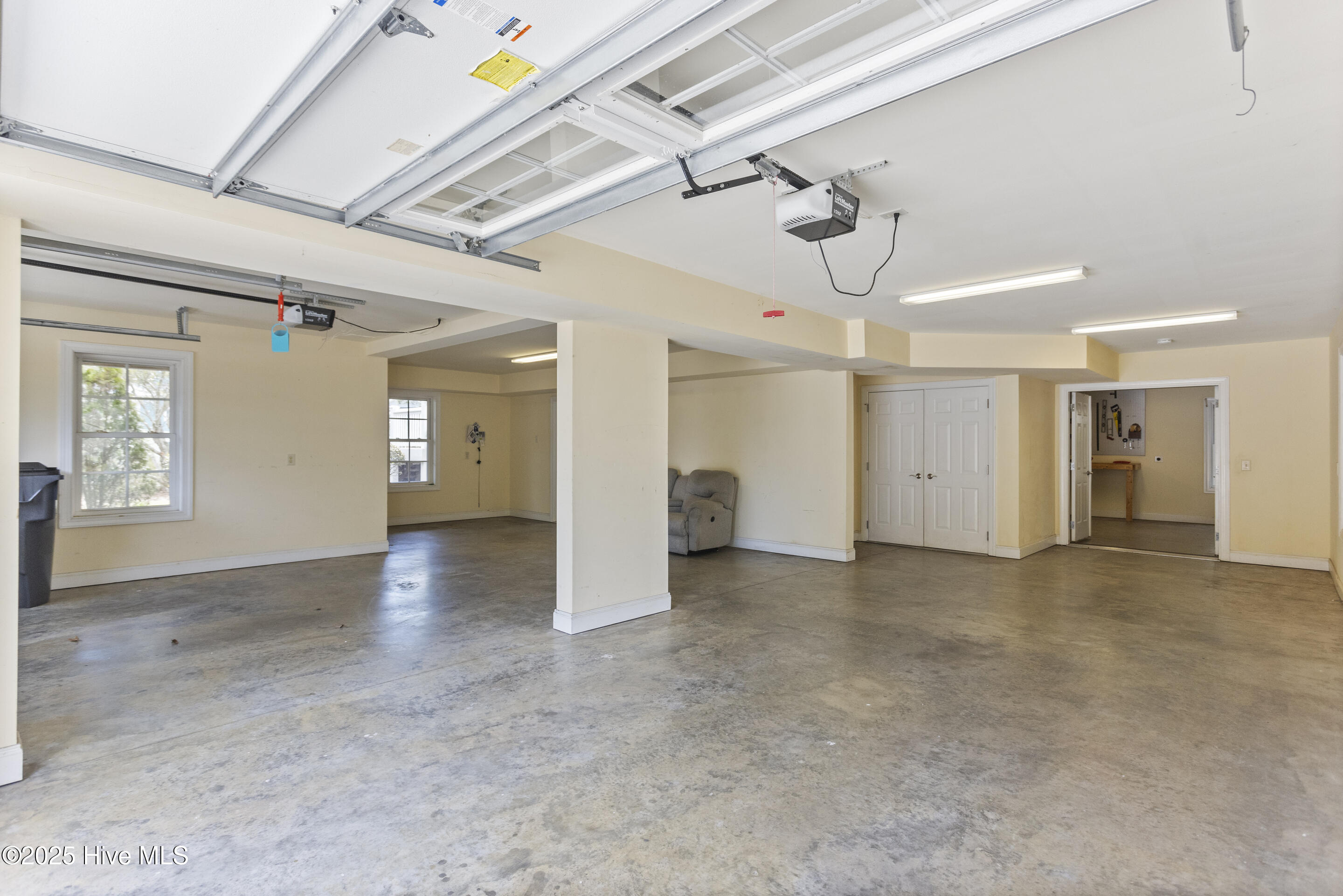 100493610 | Photo 81