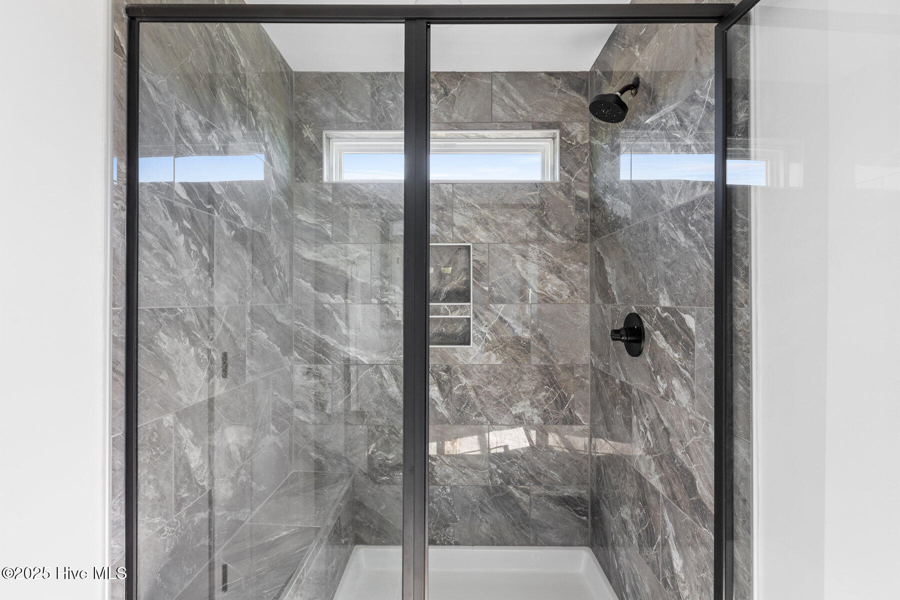 100534018 | Photo 38