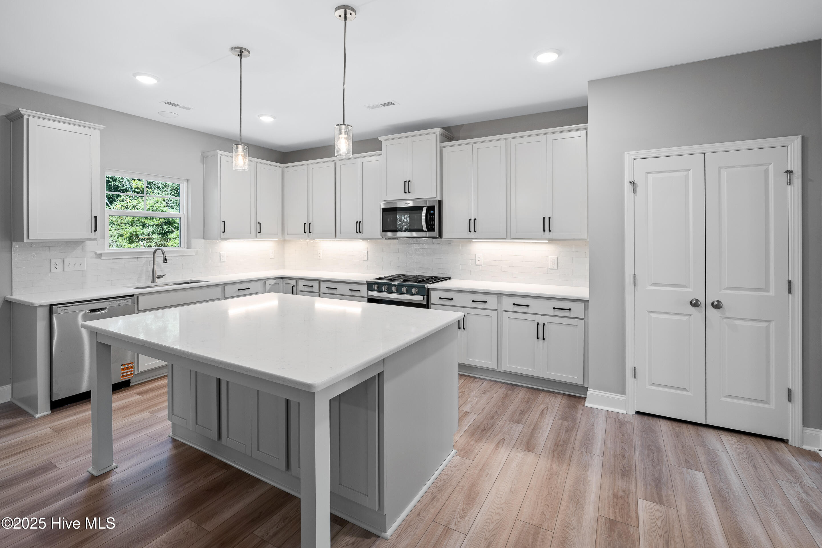 100515250 | Photo 12