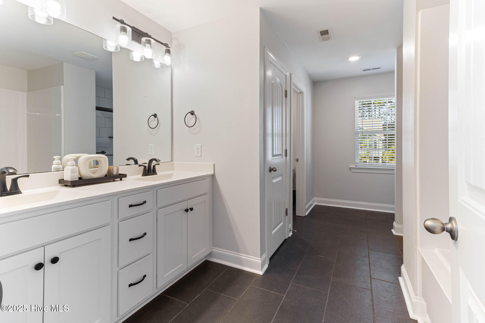 100536642 | Photo 24