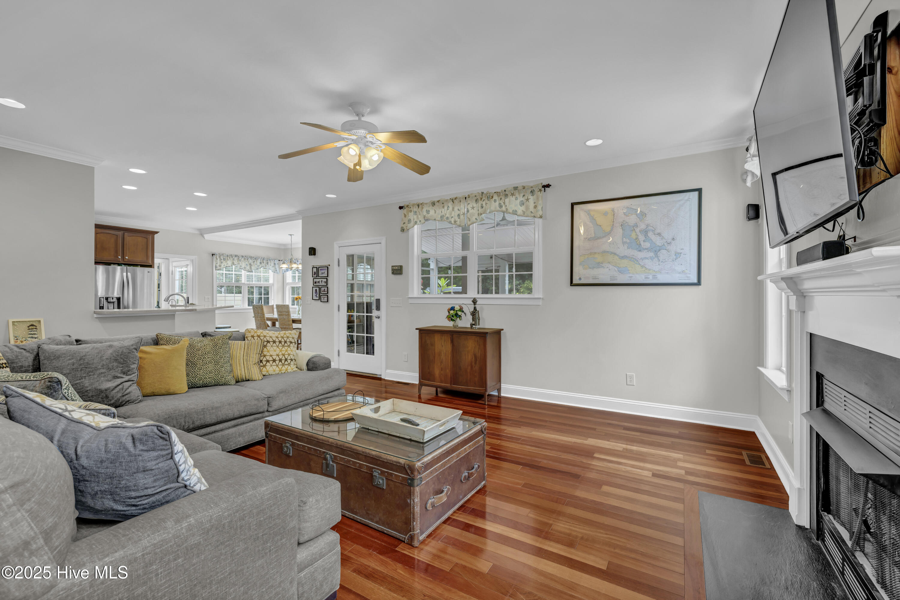 100533968 | Photo 11