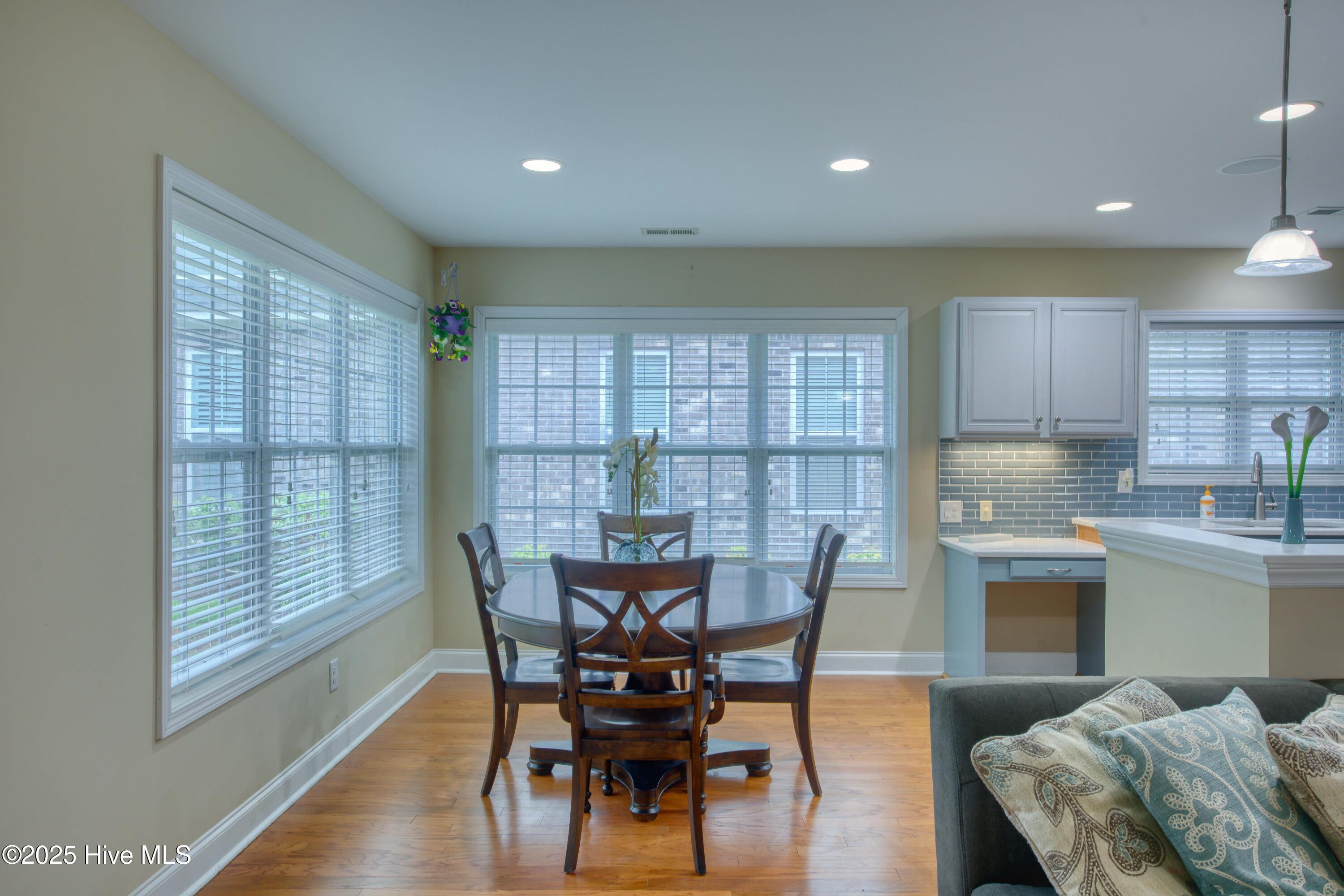 100520505 | Photo 11