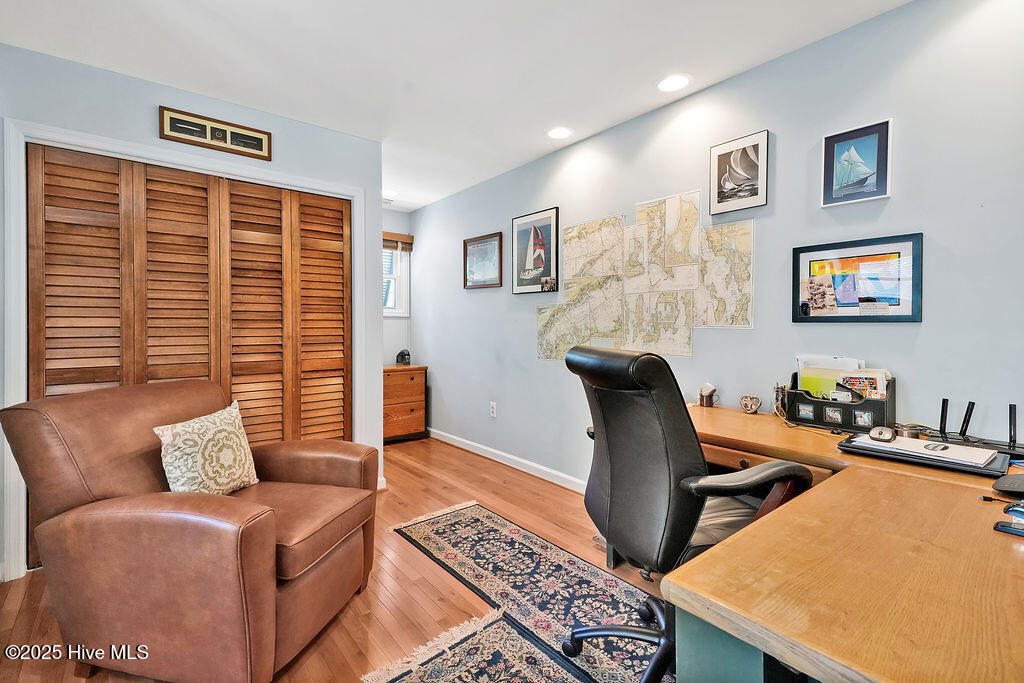 100504453 | Photo 34