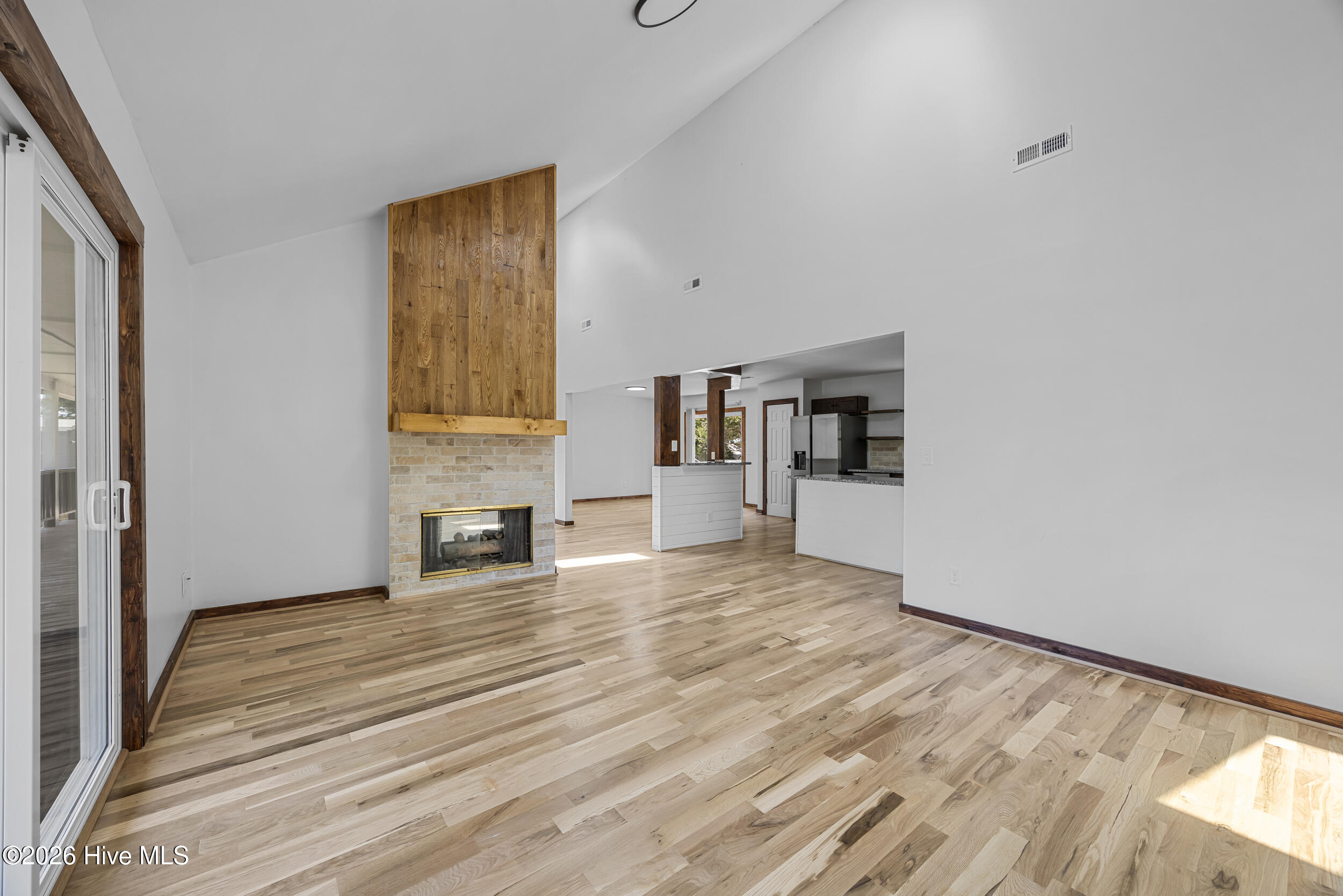 100568945 | Photo 22