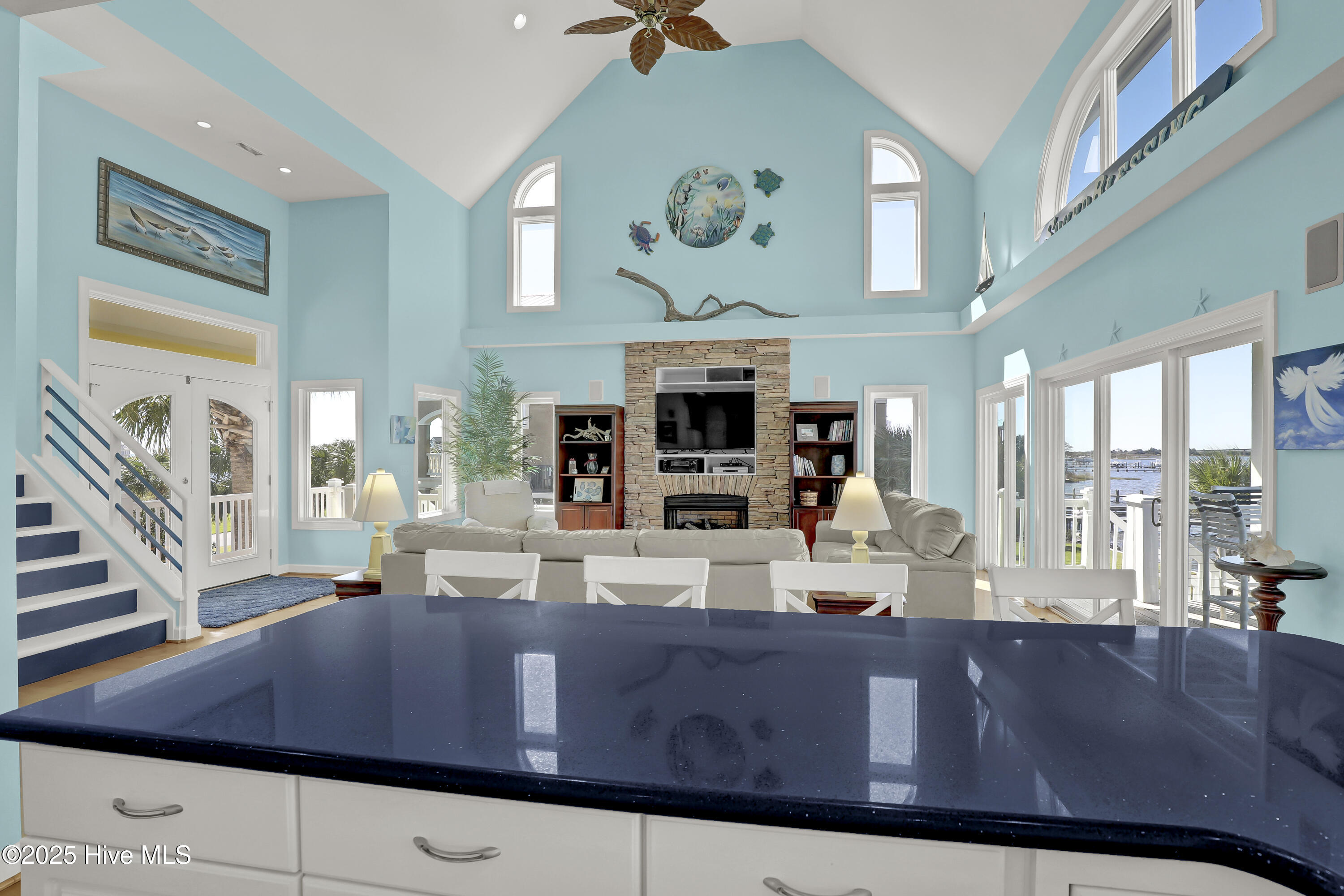 100537166 | Photo 19