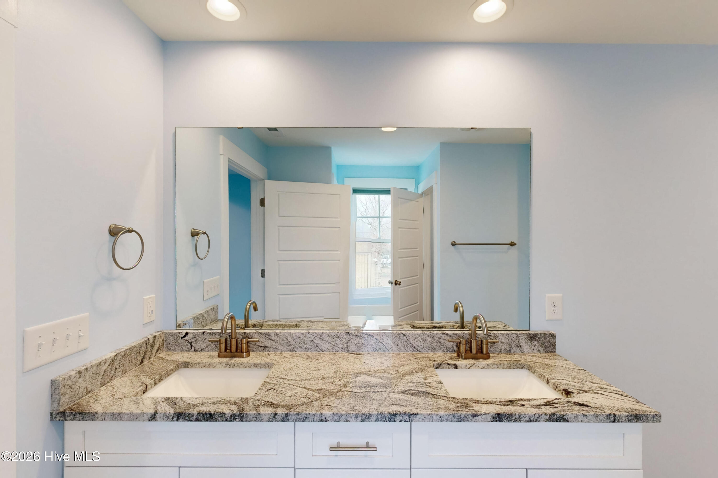 100557107 | Photo 38