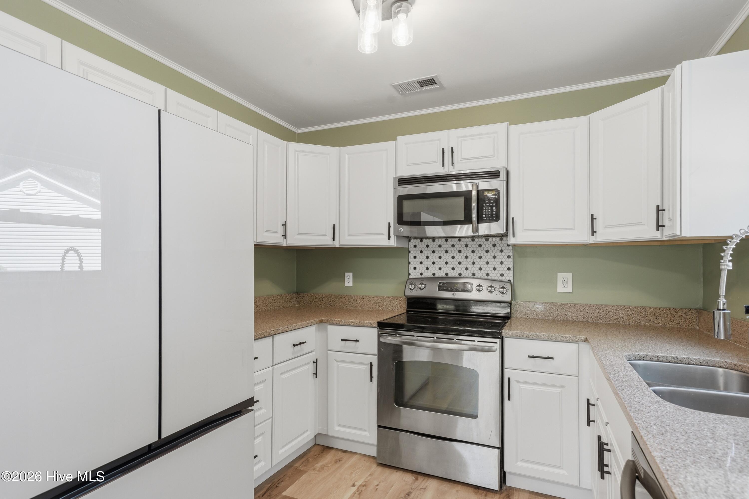 220 E Lakeridge Landing, Jacksonville, NC 28546 – photo 11: 220 E Lakeridge Landing _ 18