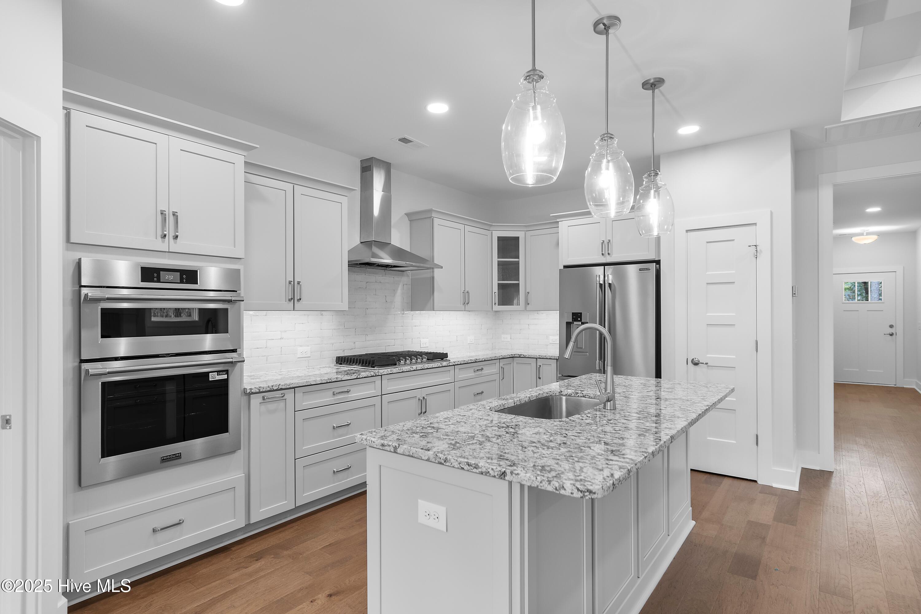 100525148 | Photo 46