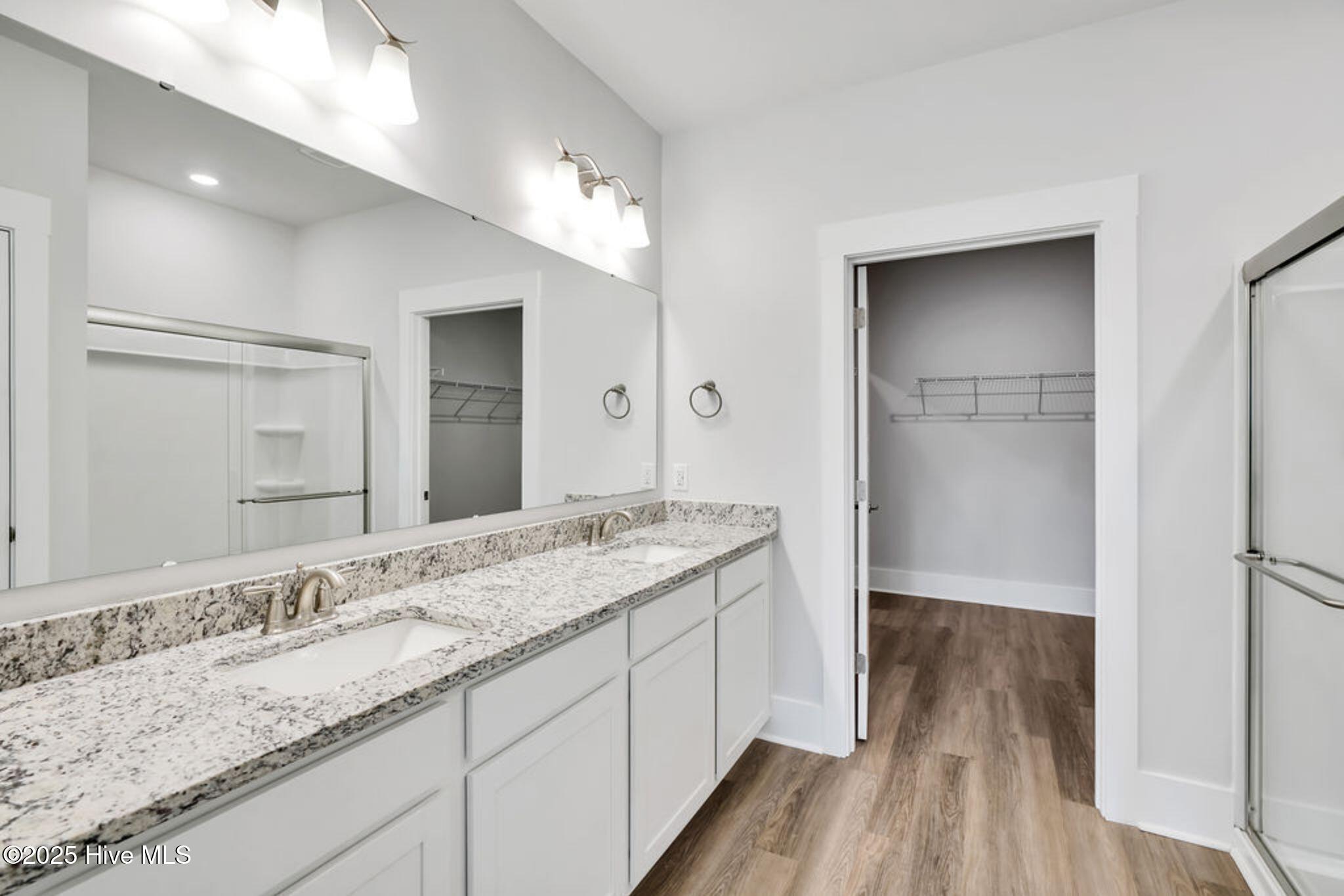 100558849 | Photo 19