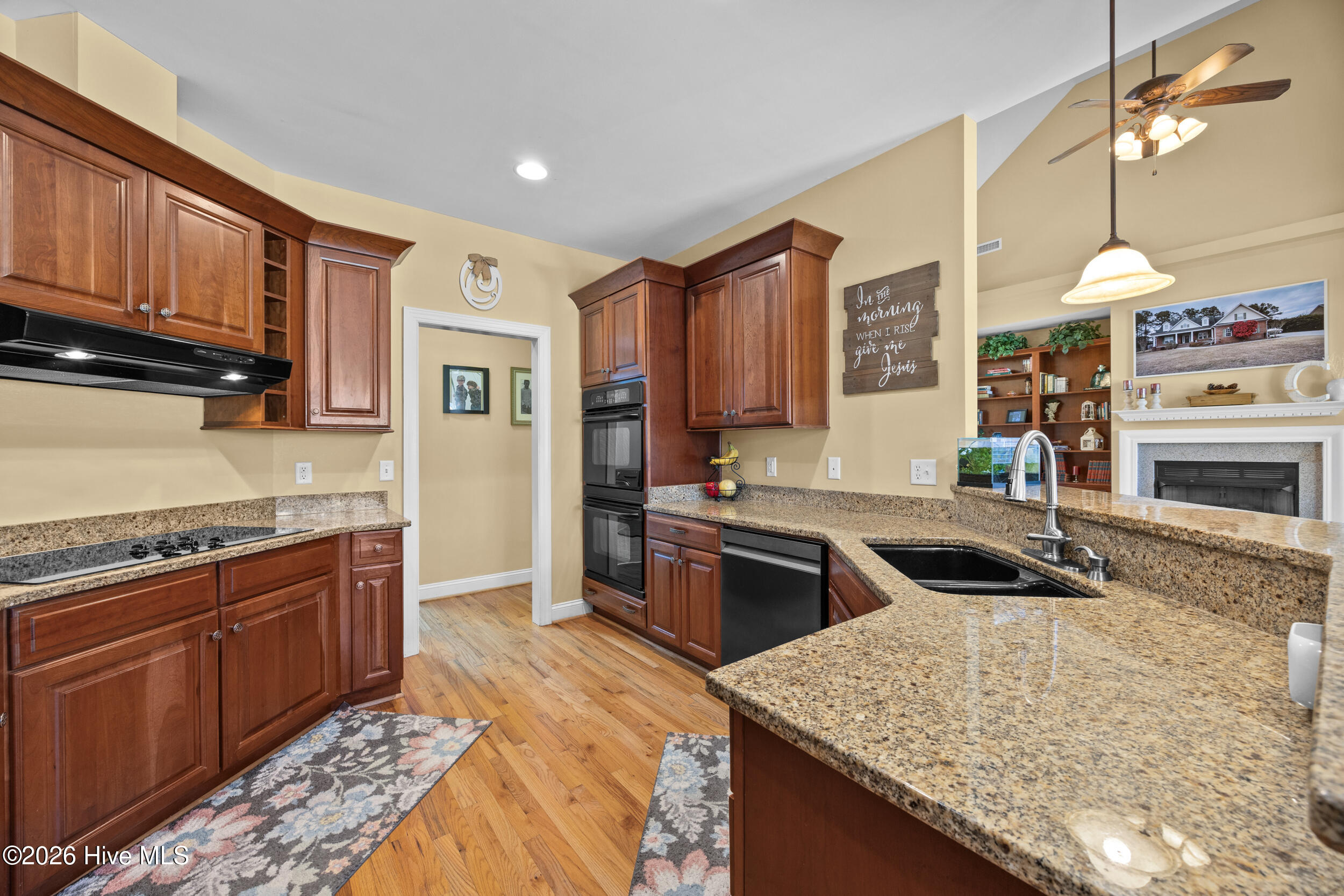 100550325 | Photo 18