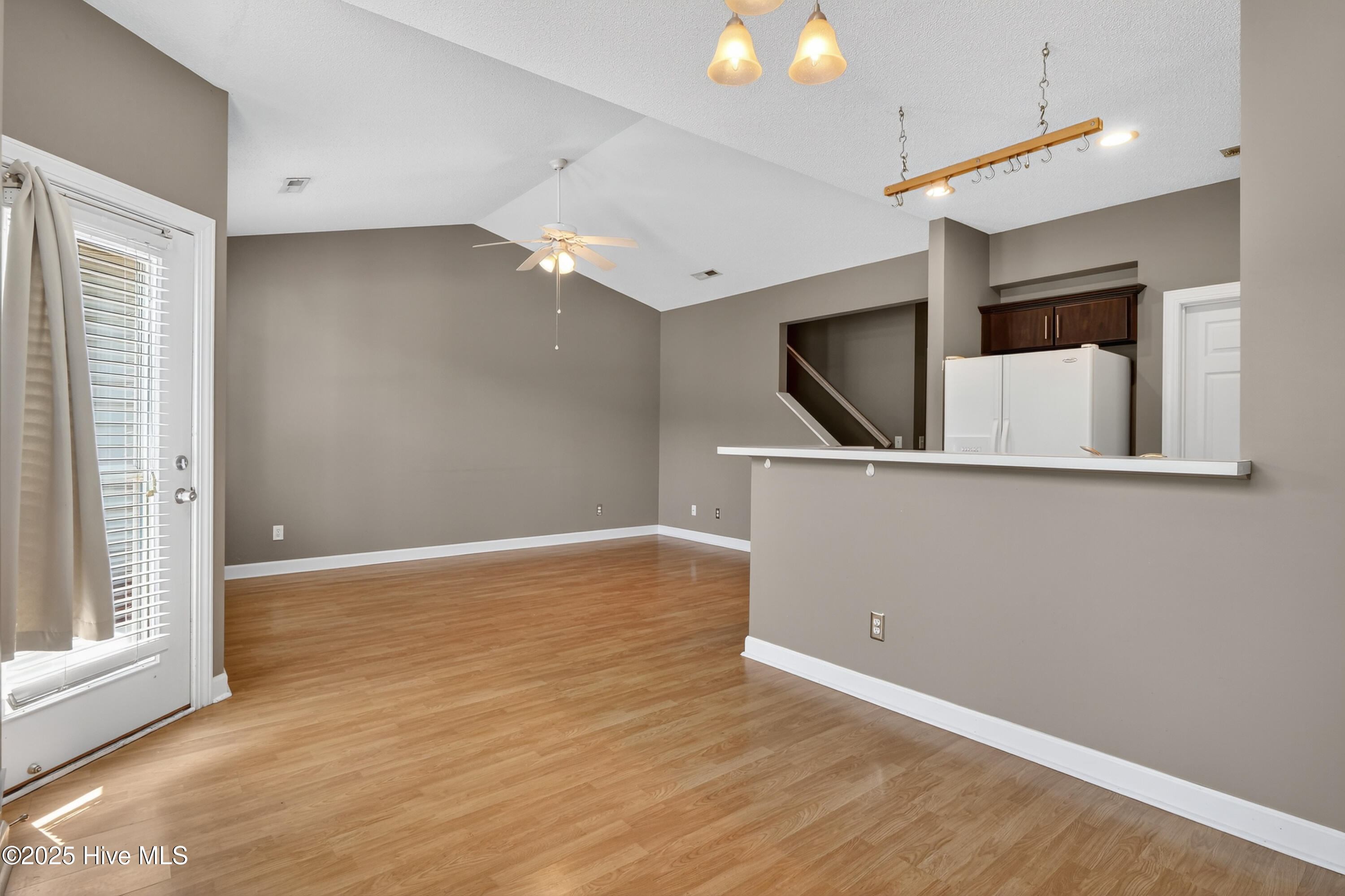 100526304 | Photo 10