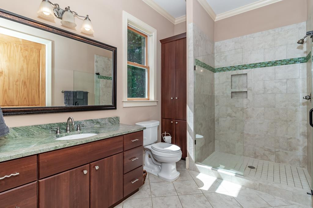 MIL Suite - Full Bath w/ tiled shower & linen clos
