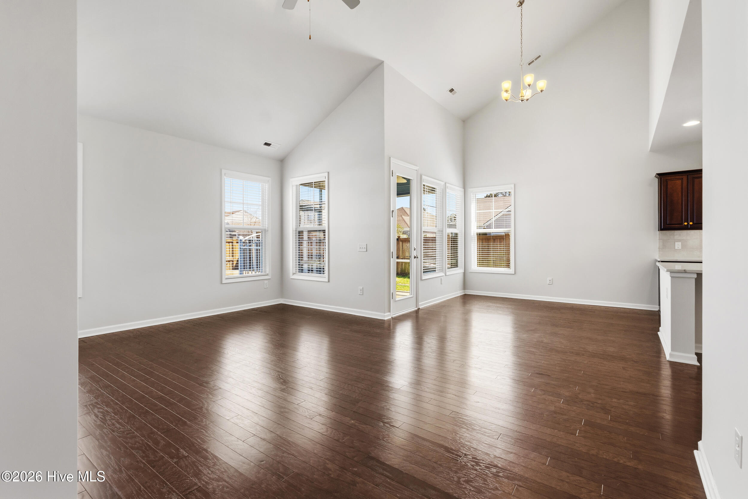 100561556 | Photo 45