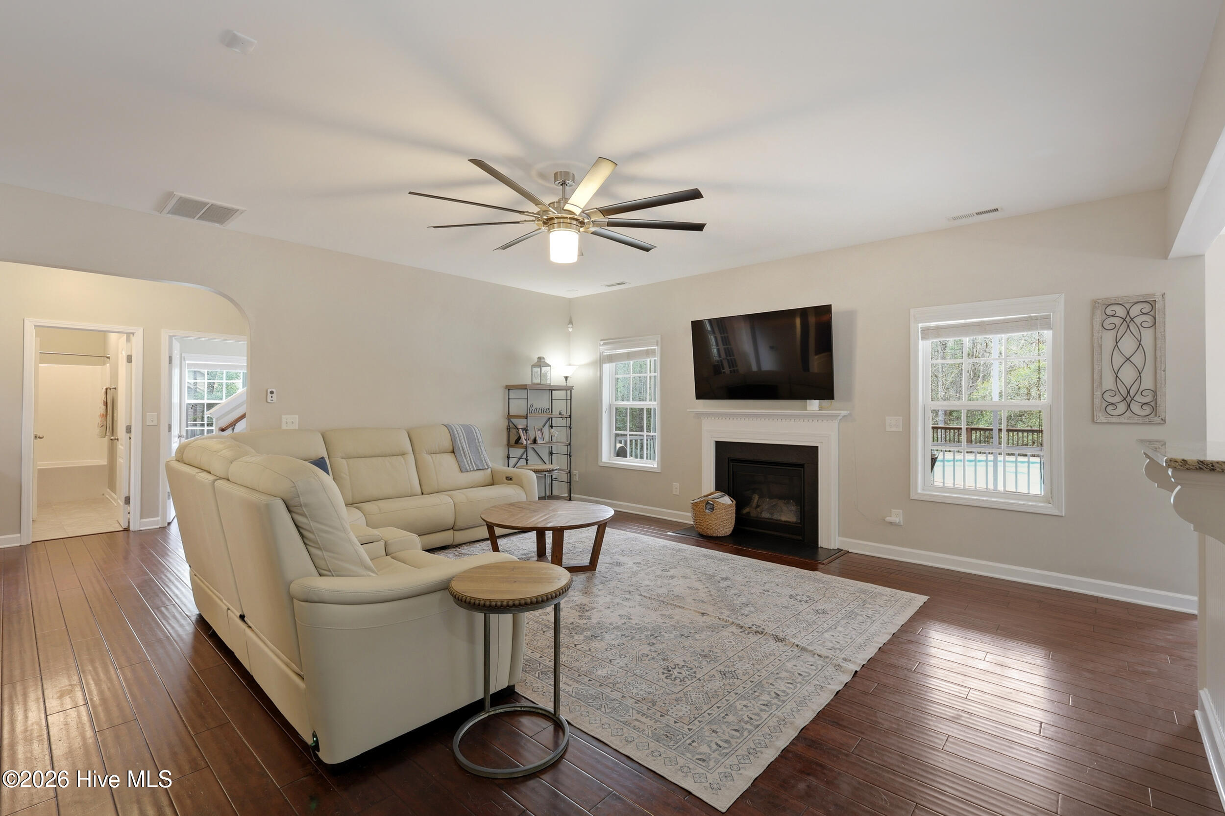 100562179 | Photo 10