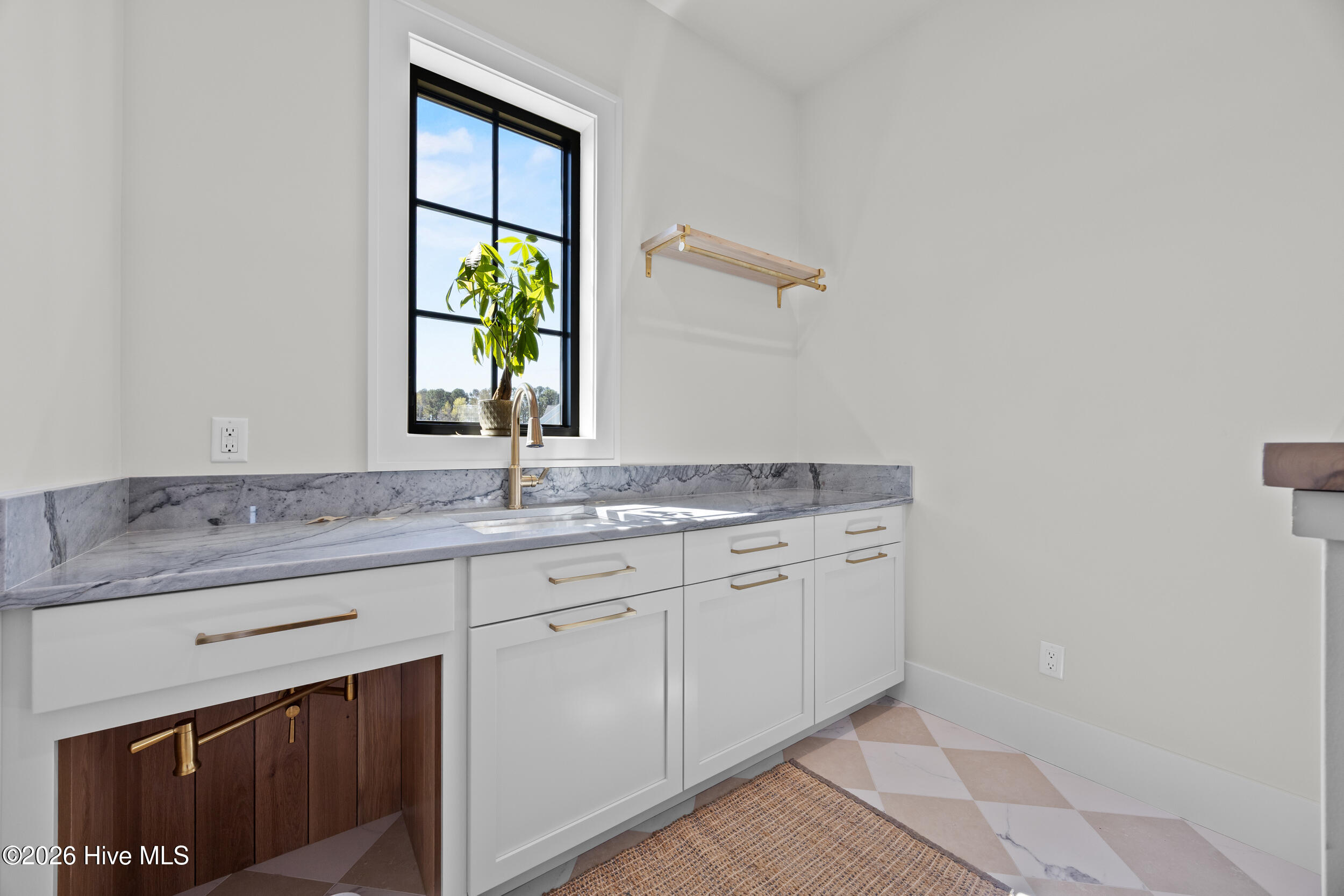 100561987 | Photo 41