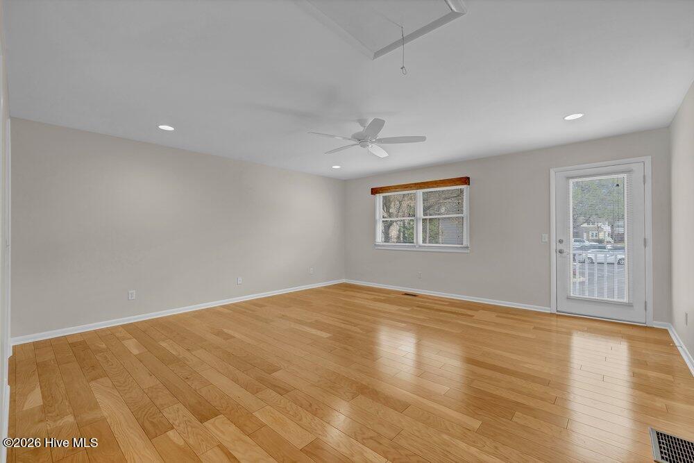 100558387 | Photo 17