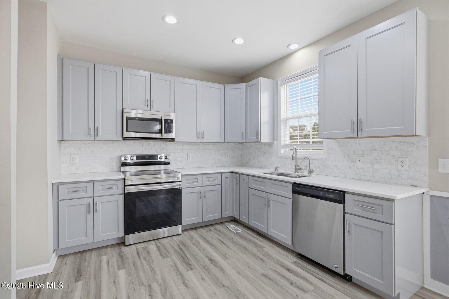 100558673 | Photo 11