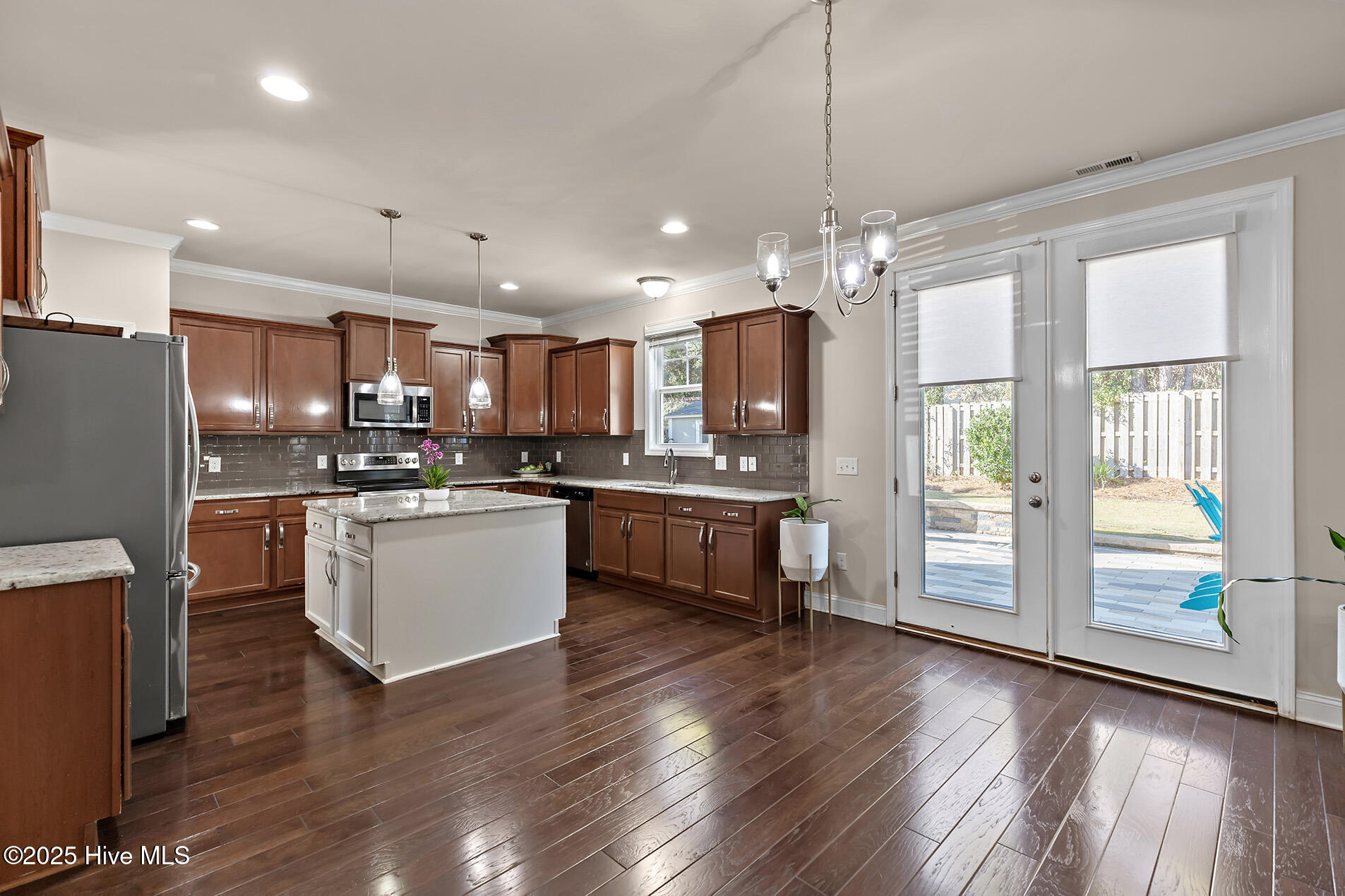 100531047 | Photo 18