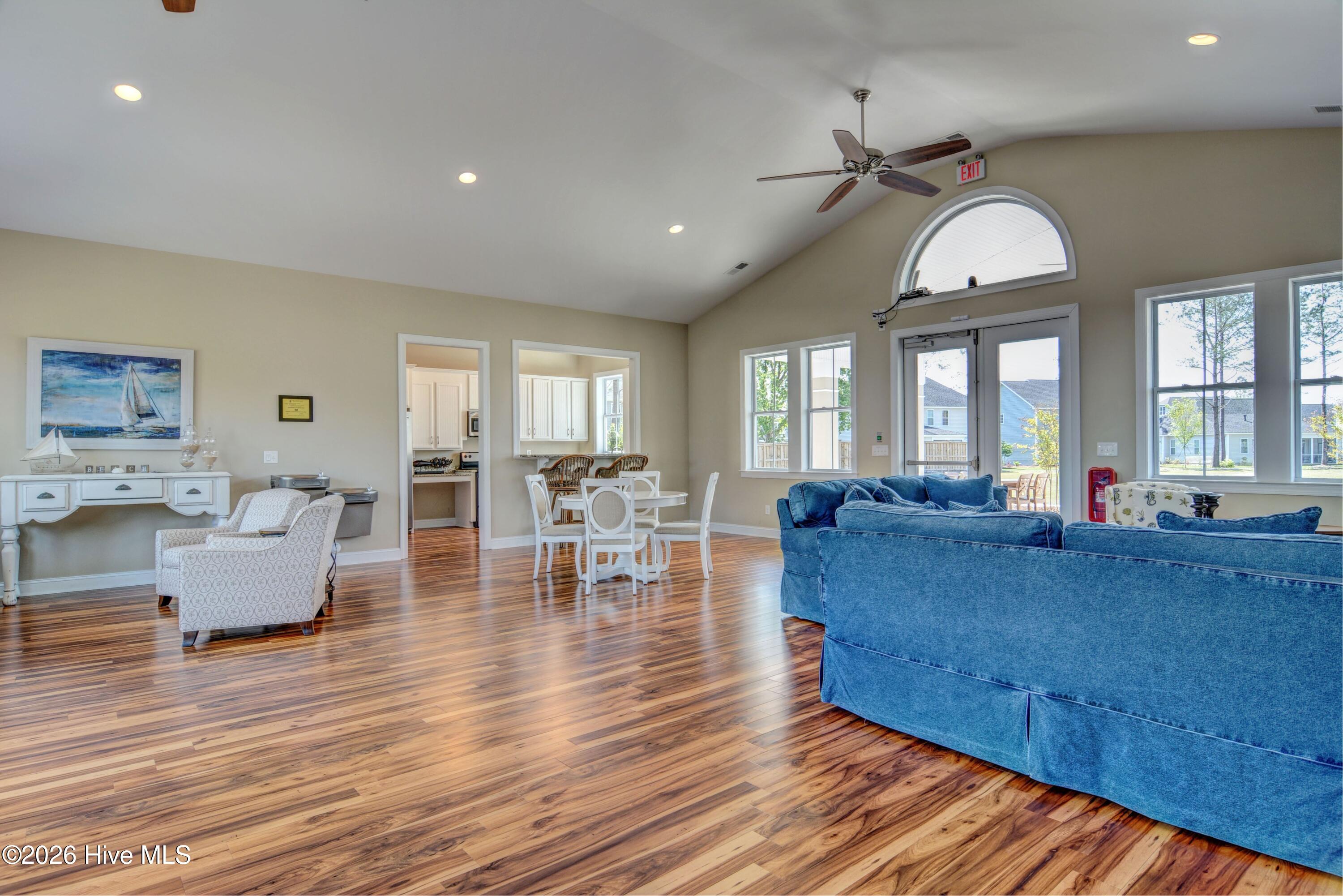 100553232 | Photo 37