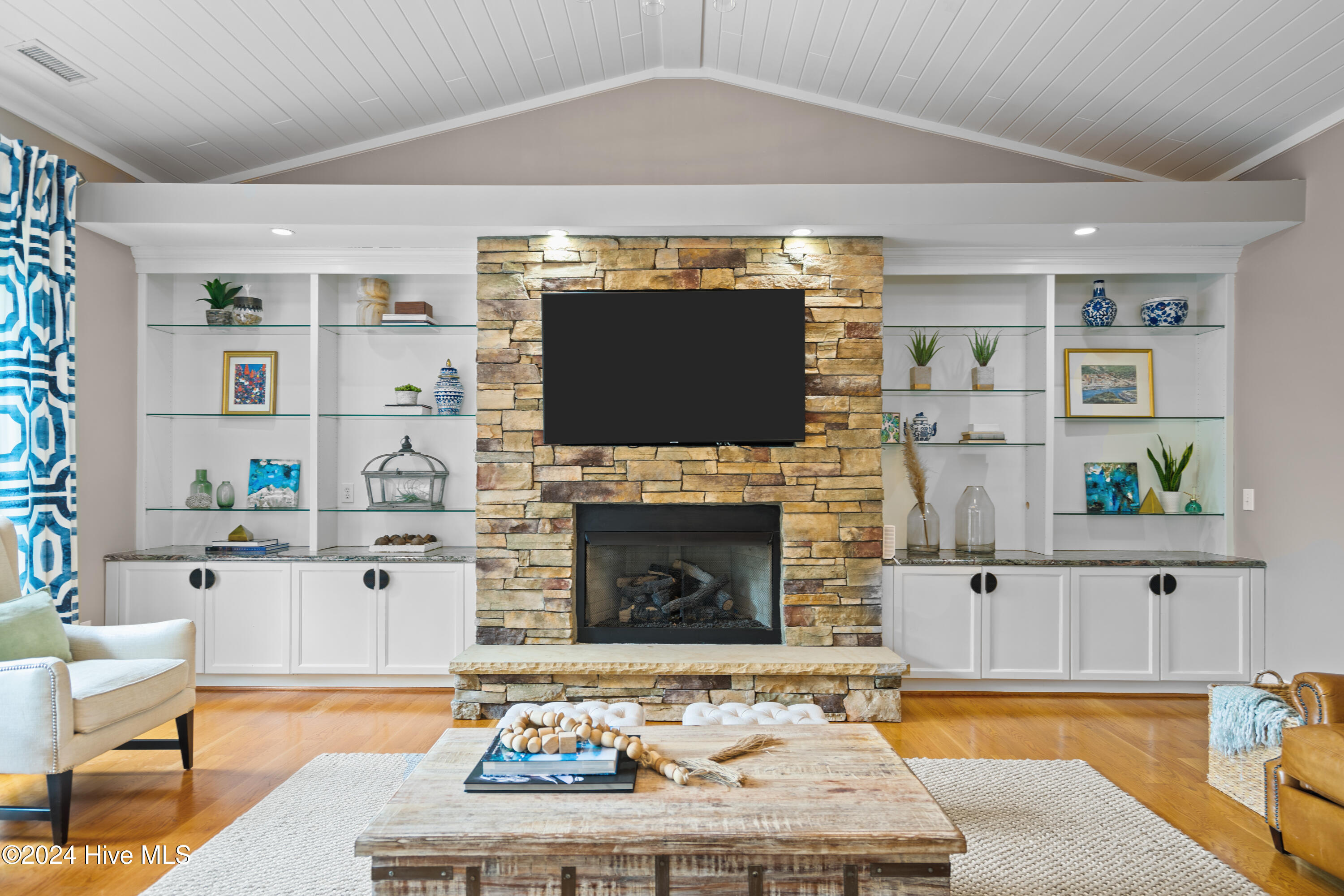 100550699 | Photo 16