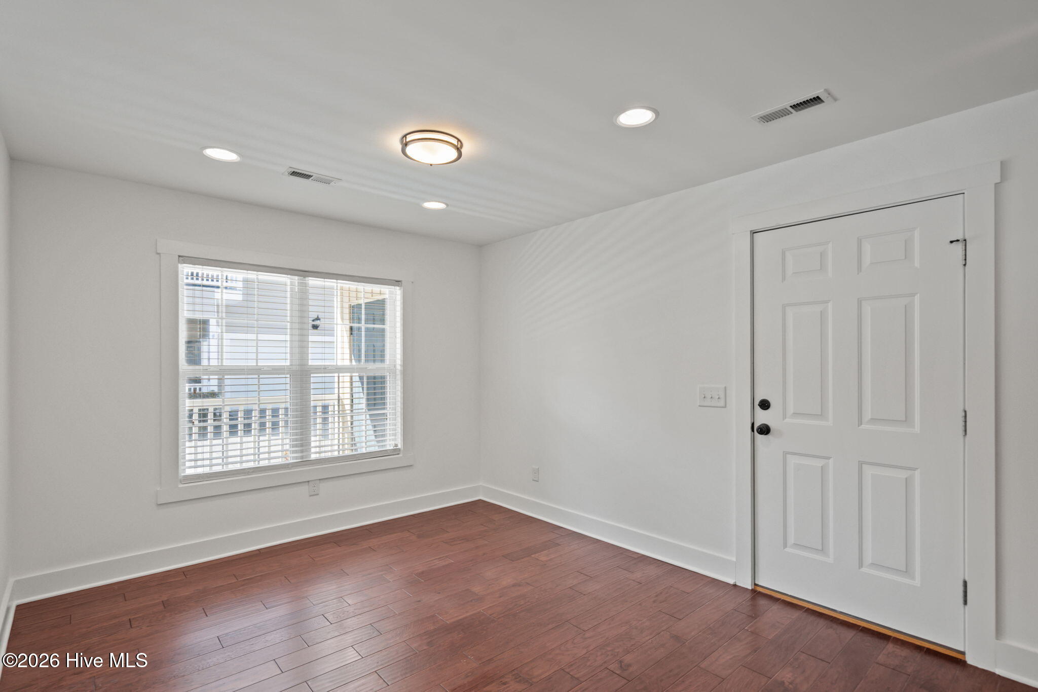 100559197 | Photo 21