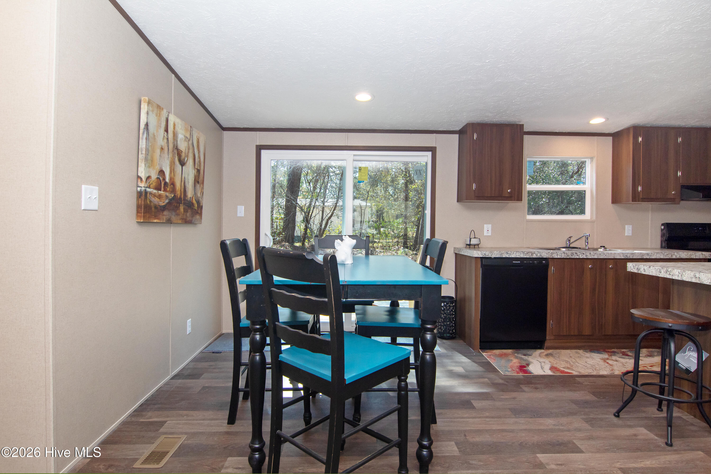 100563210 | Photo 11