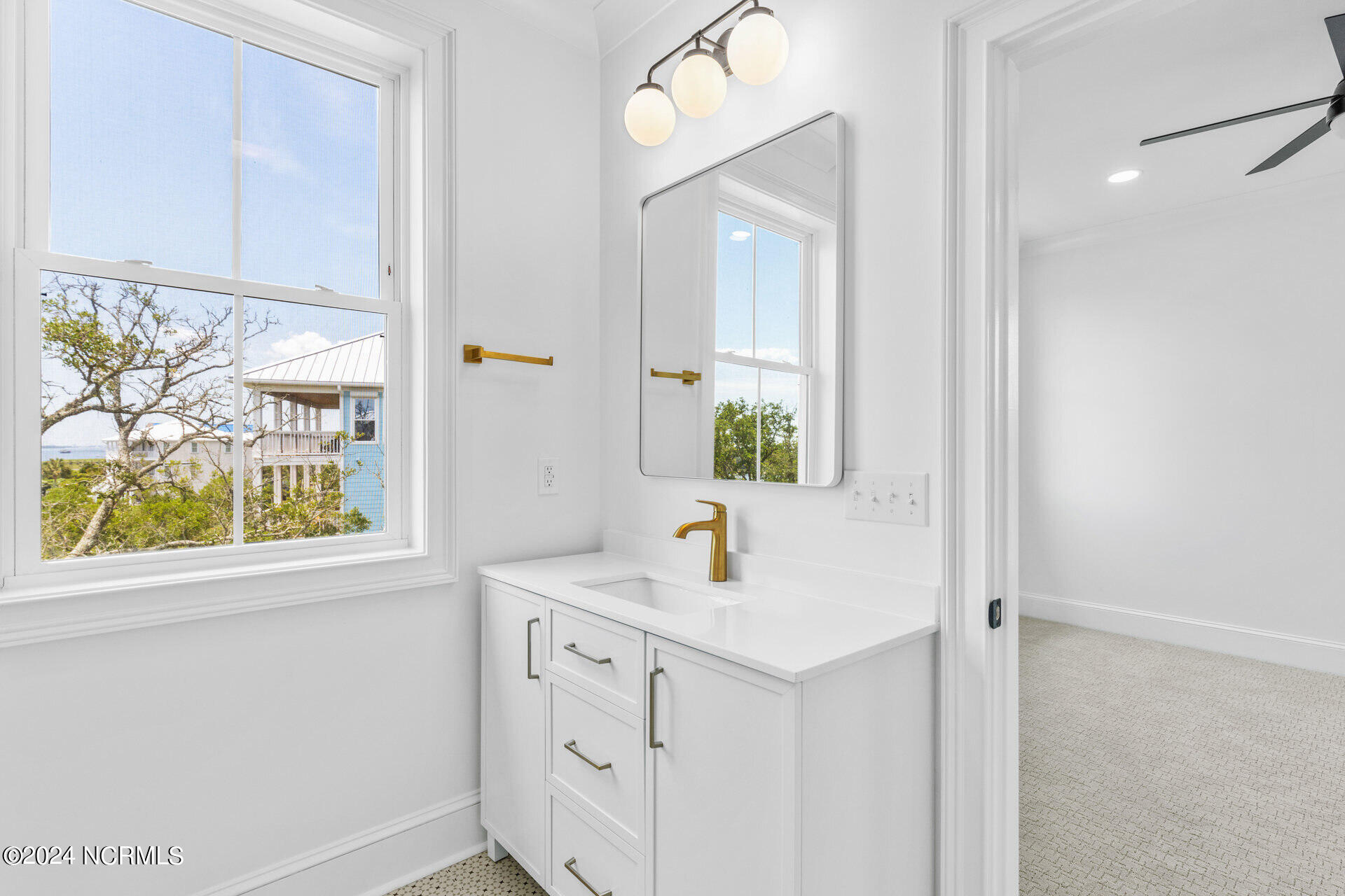 100548615 | Photo 51