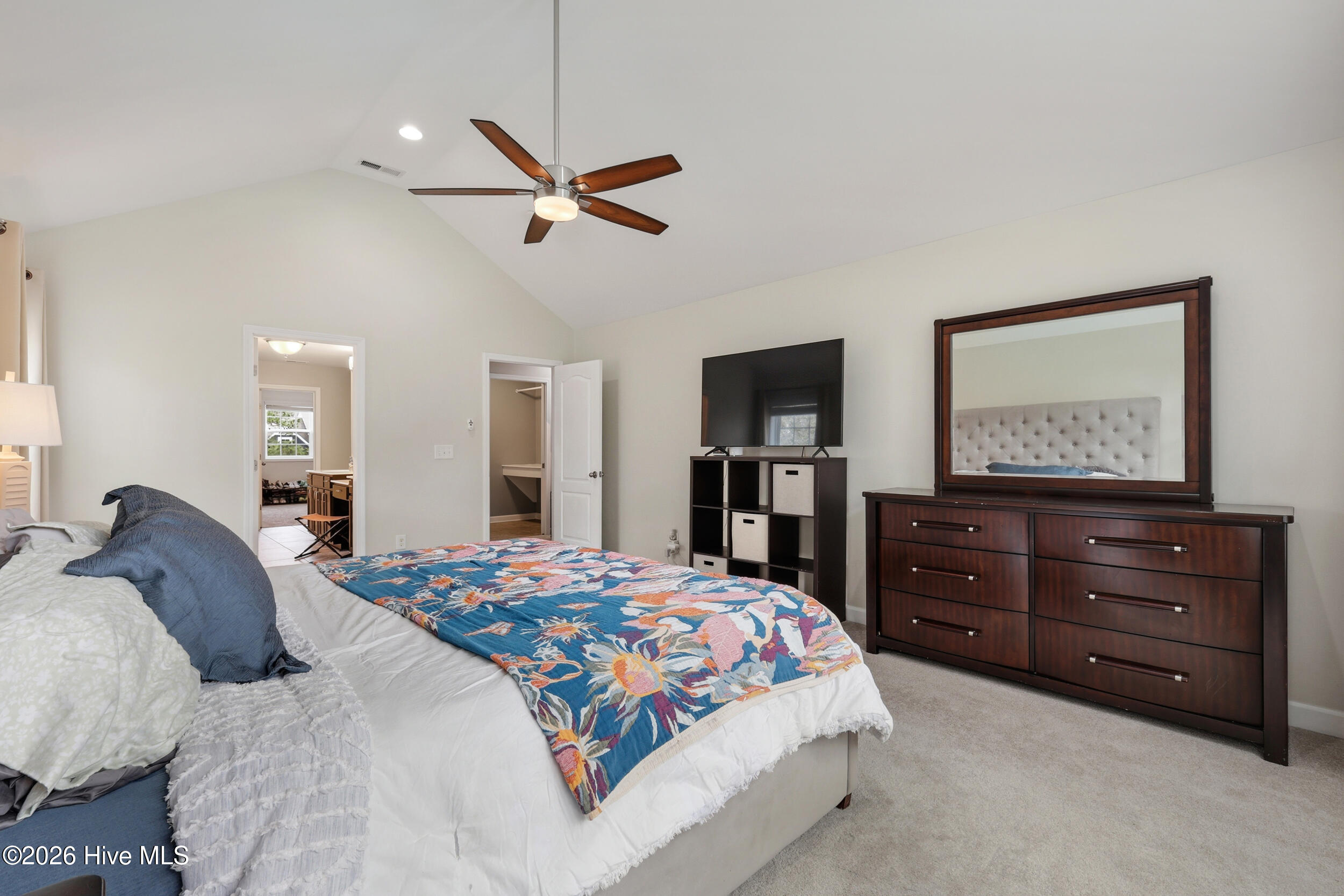 100562179 | Photo 32