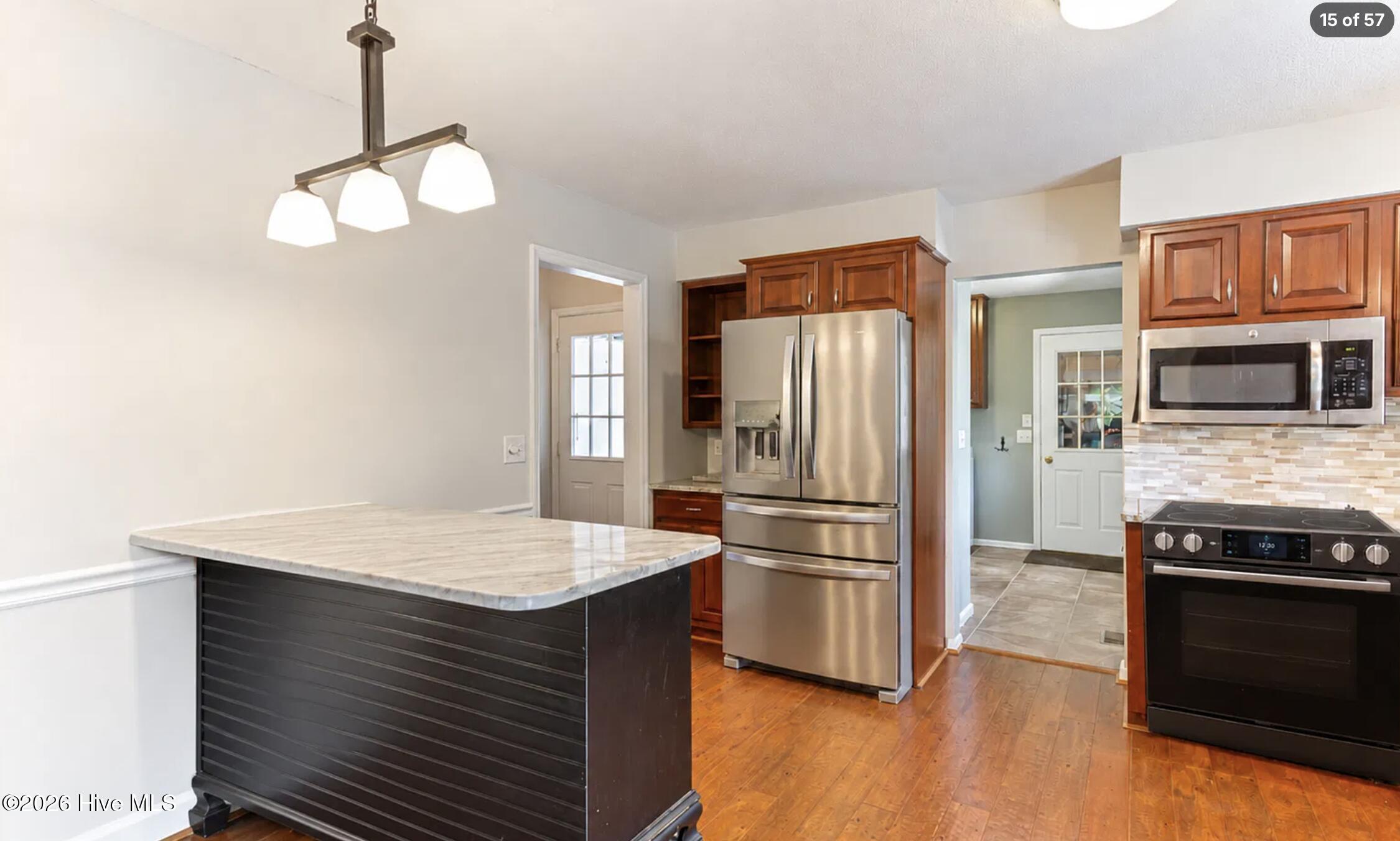 Built-in bar top with breakfast seating