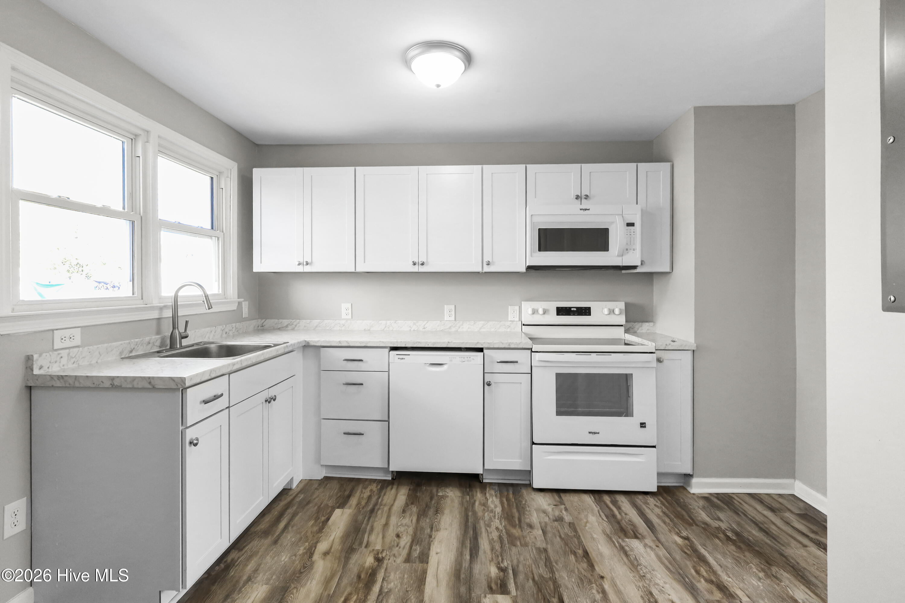 100560187 | Photo 40