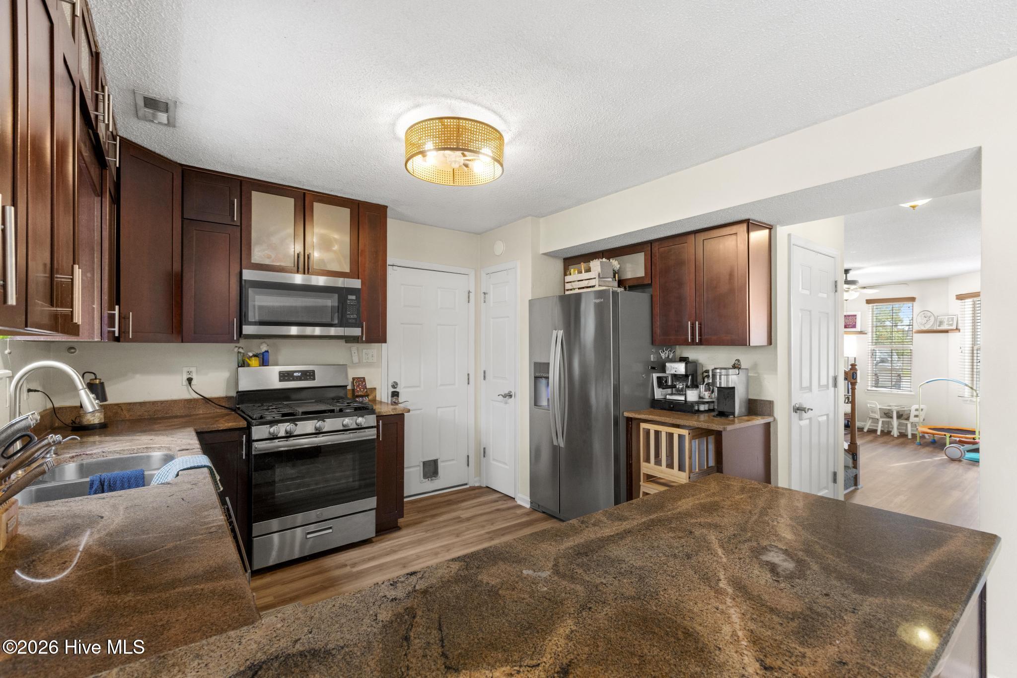 100560413 | Photo 12