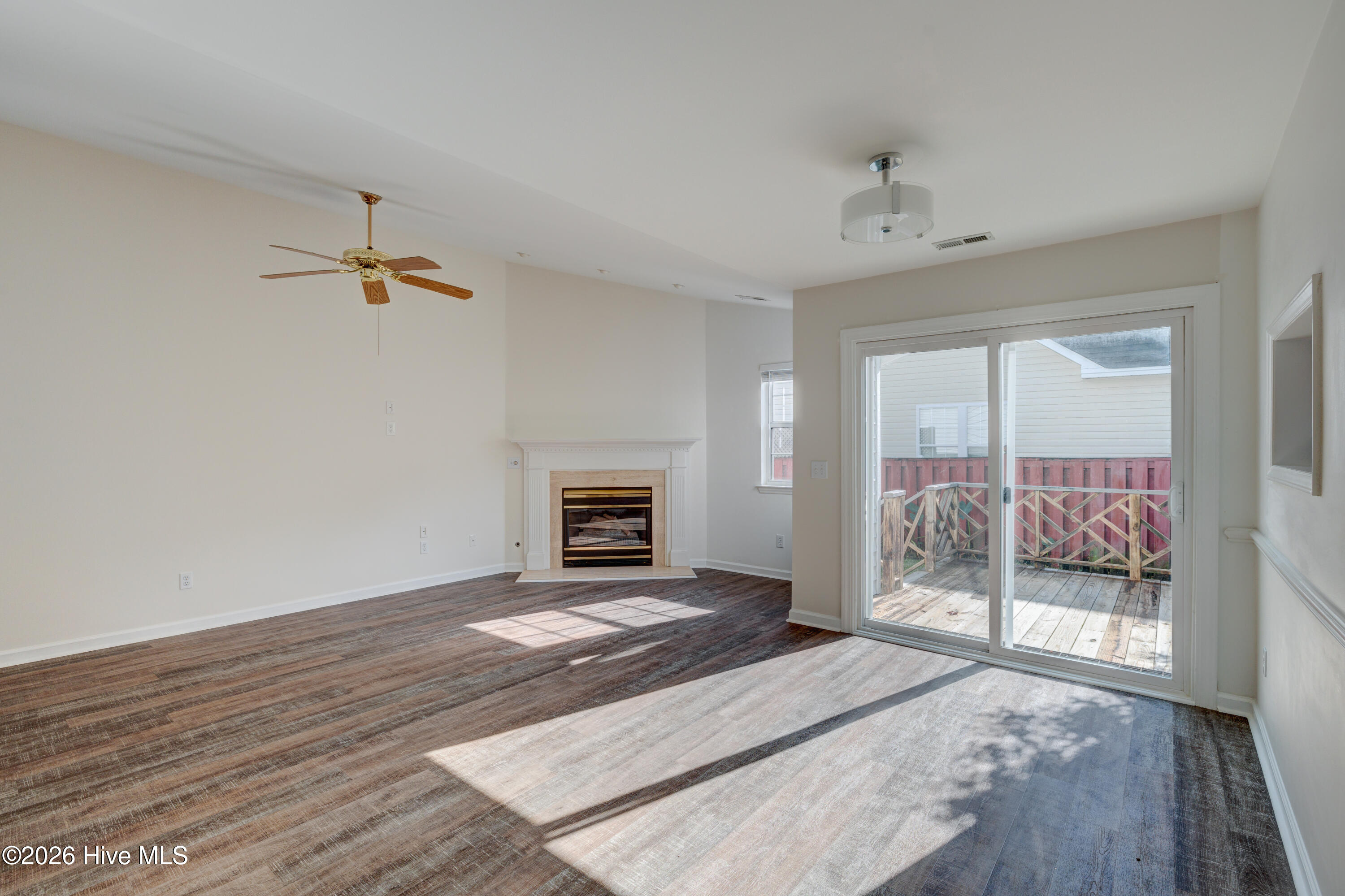 100562738 | Photo 20