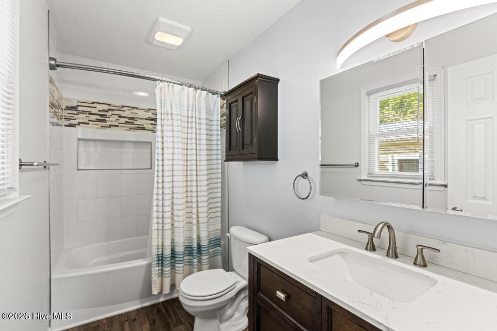 100570465 | Photo 26