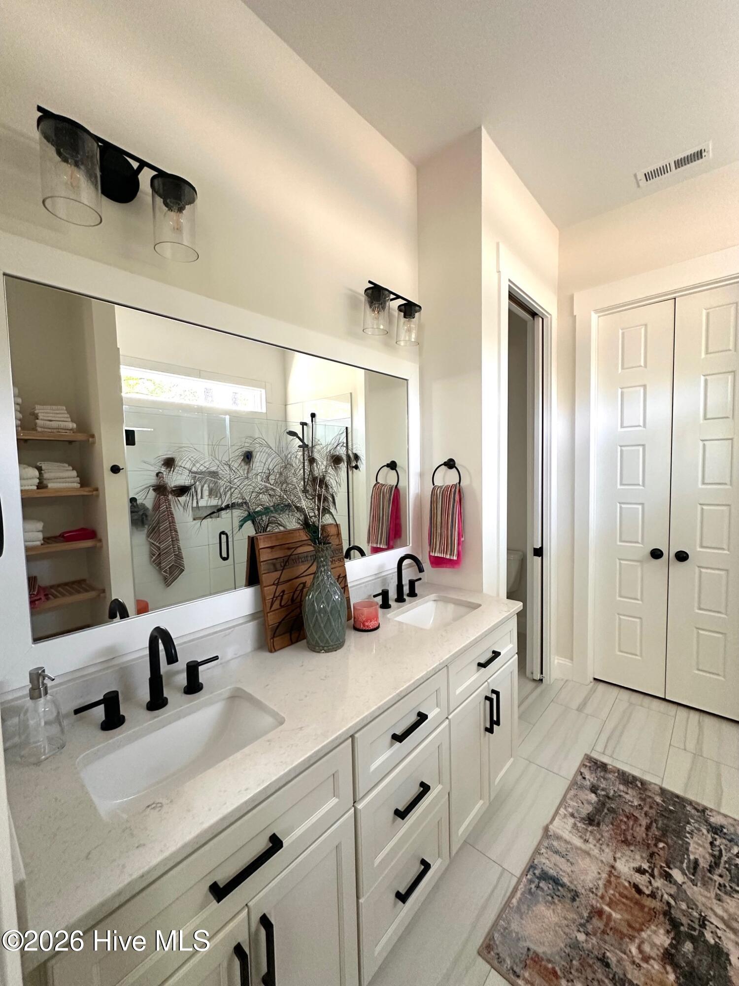 100565130 | Photo 23