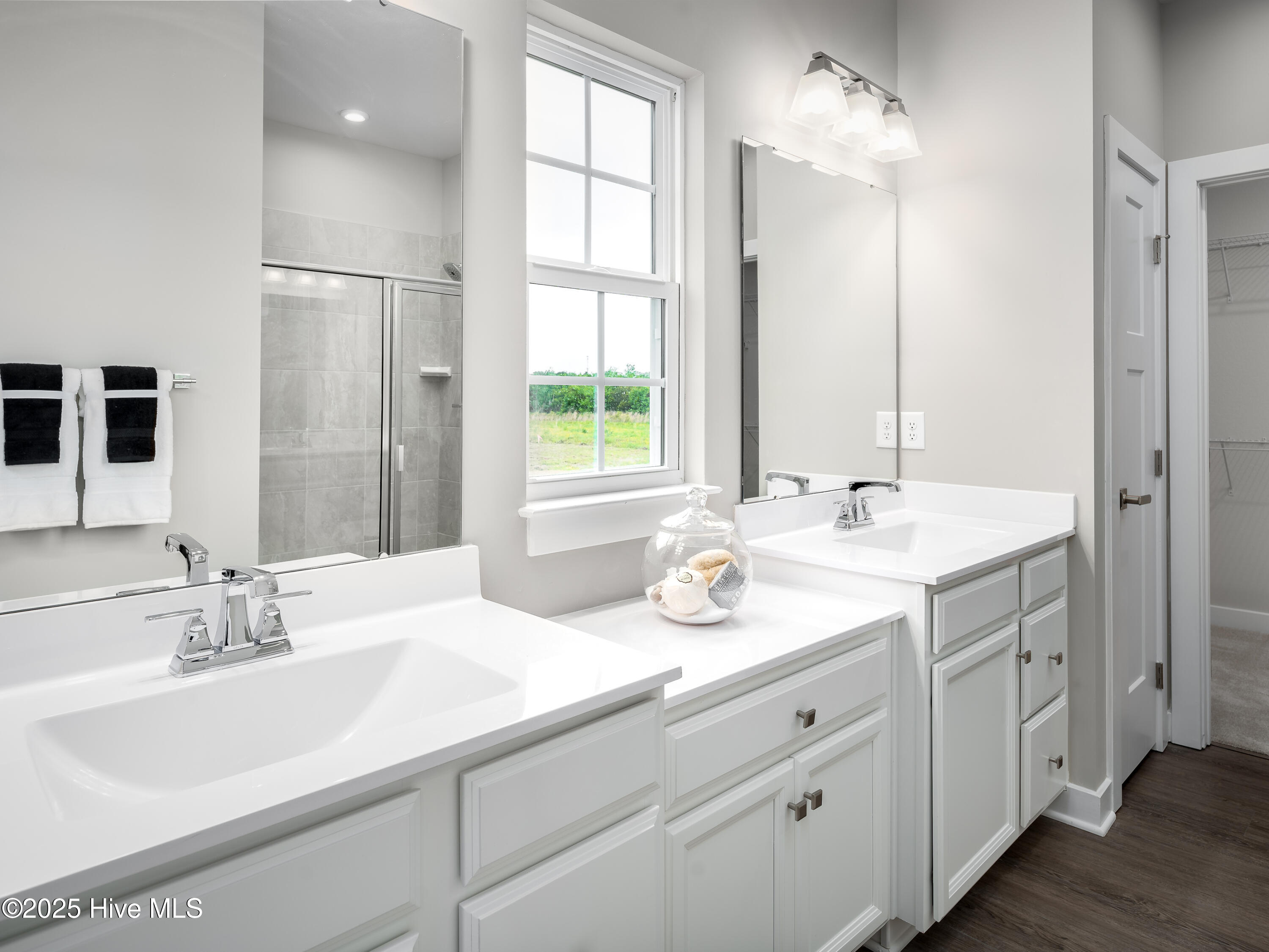 100548224 | Photo 12